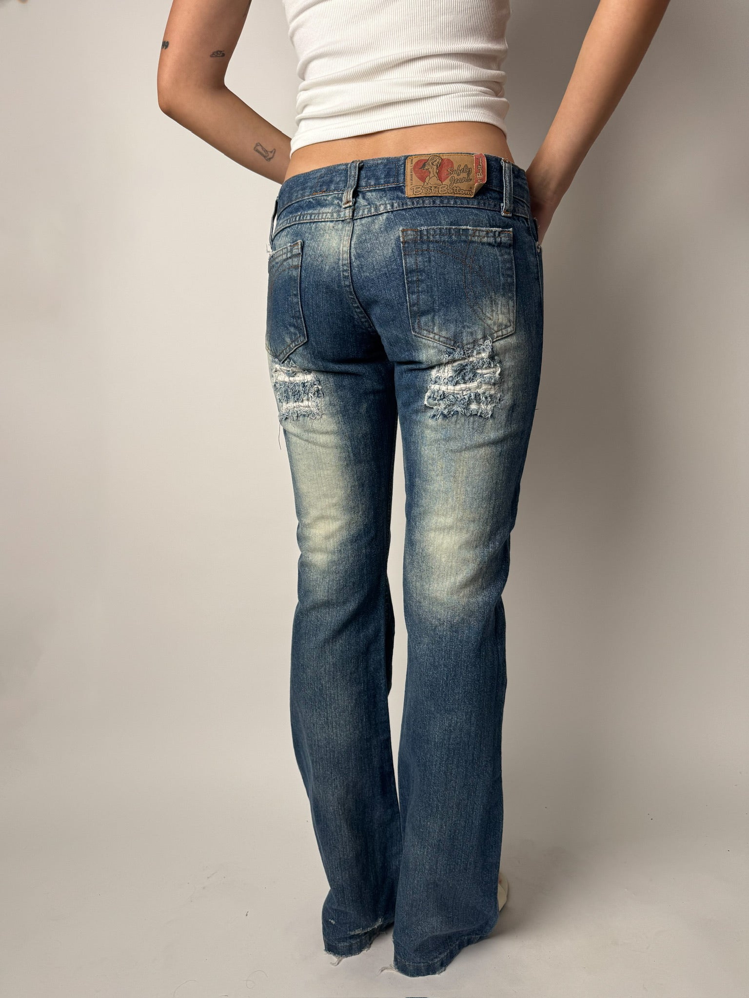 ג׳ינס קרעים בגזרה נמוכה ומתרחבת (36)