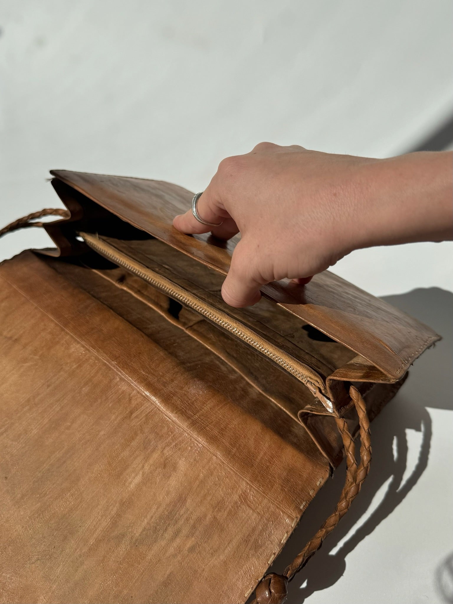 תיק צד עור בטקסטורת נחש