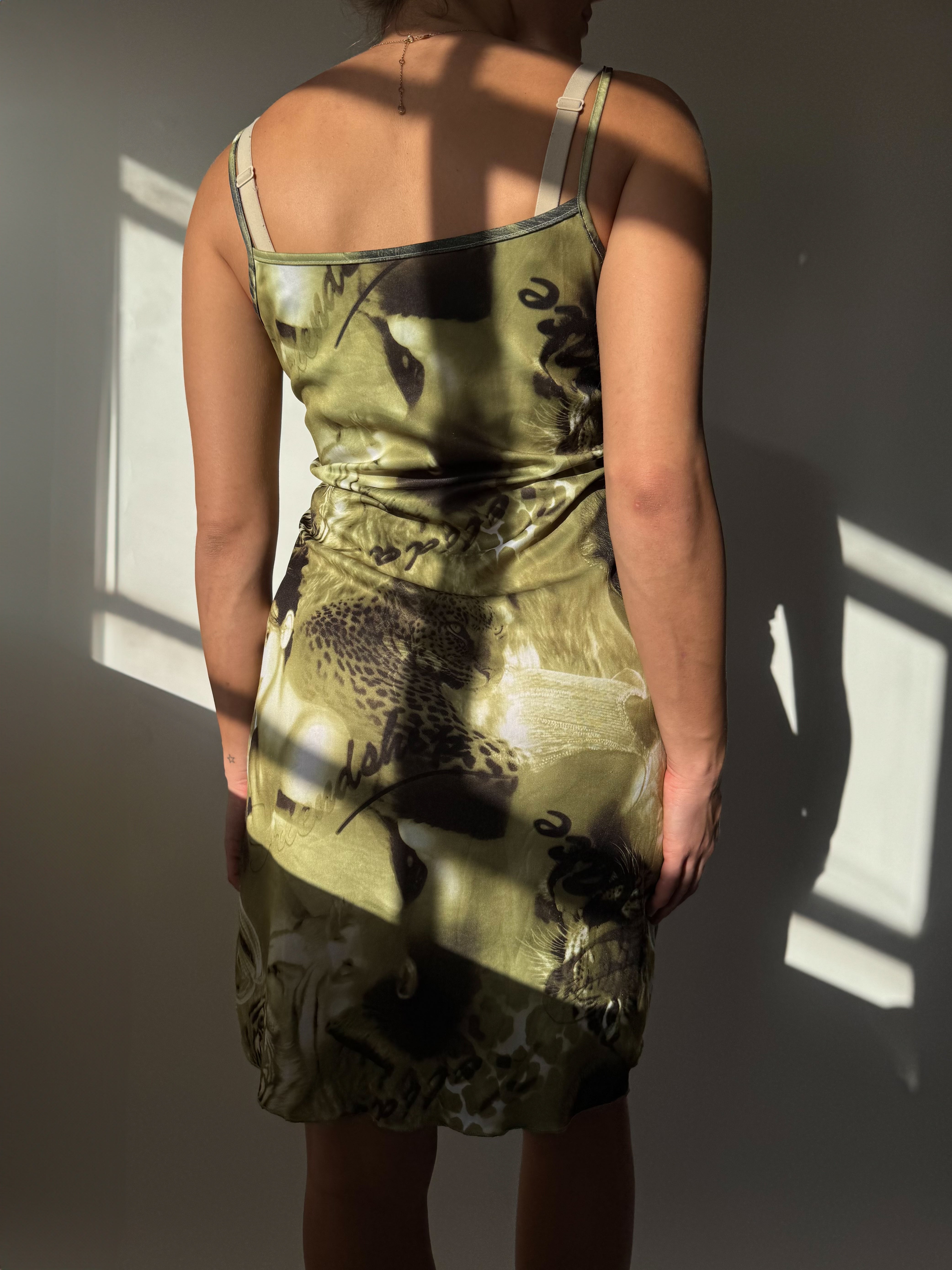 שמלת מיני בהדפס טיגריסים וכיתוב (M)