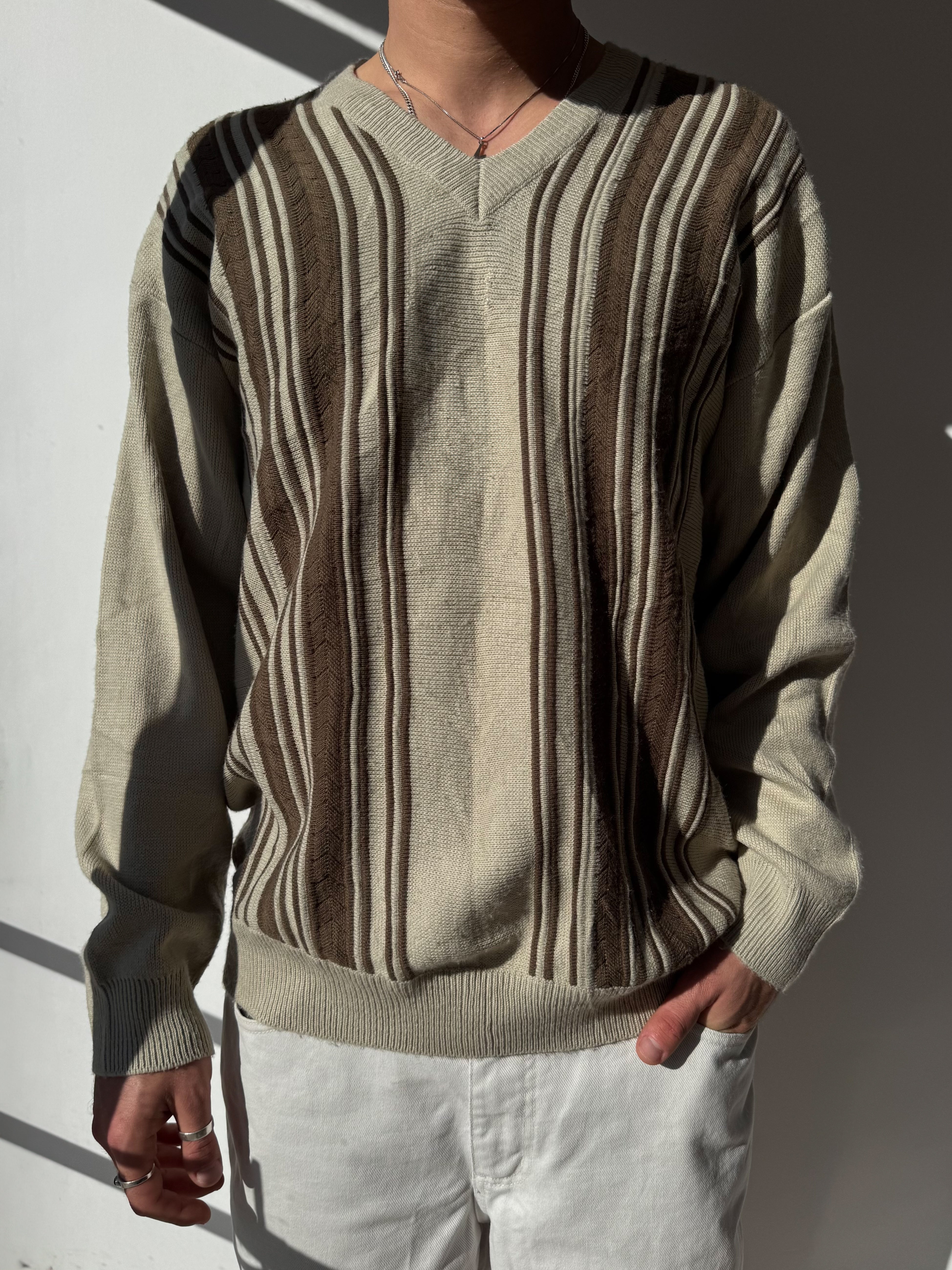 סריג וי בז׳ בשילוב פסים (XL)