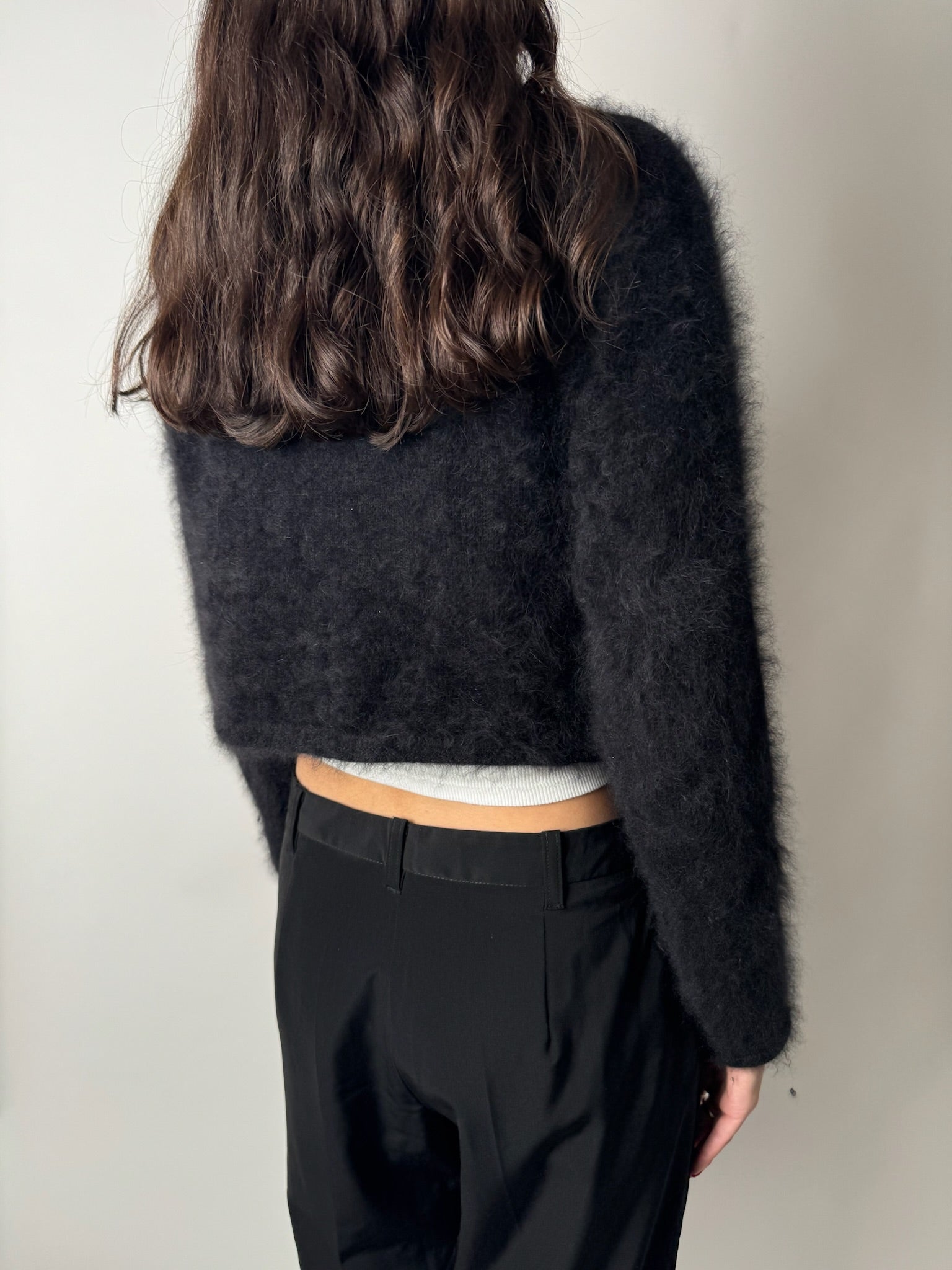 עליונית צמר אנגורה שחורה (M)