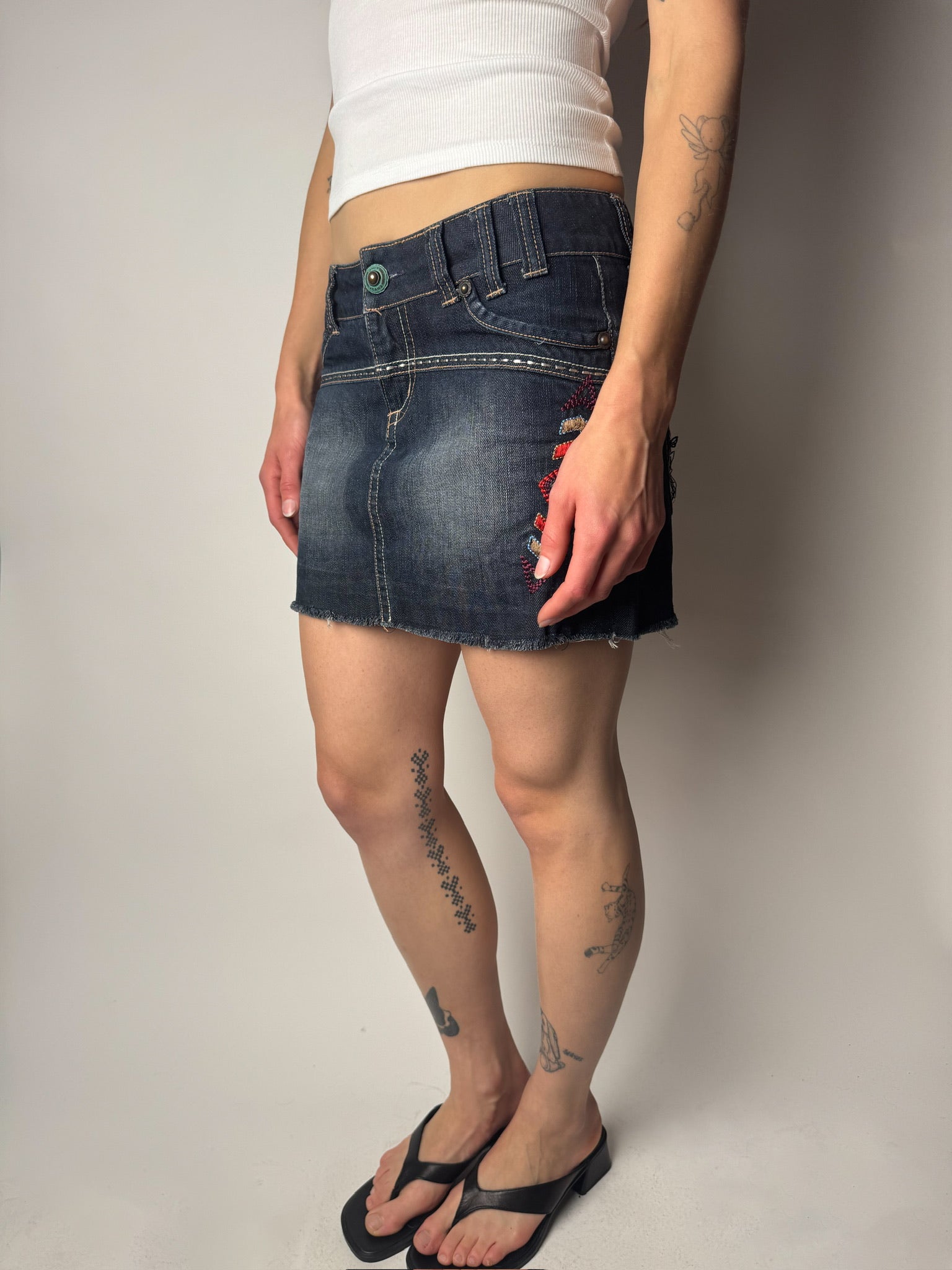 חצאית ג׳ינס מיני עם רקמה (38)