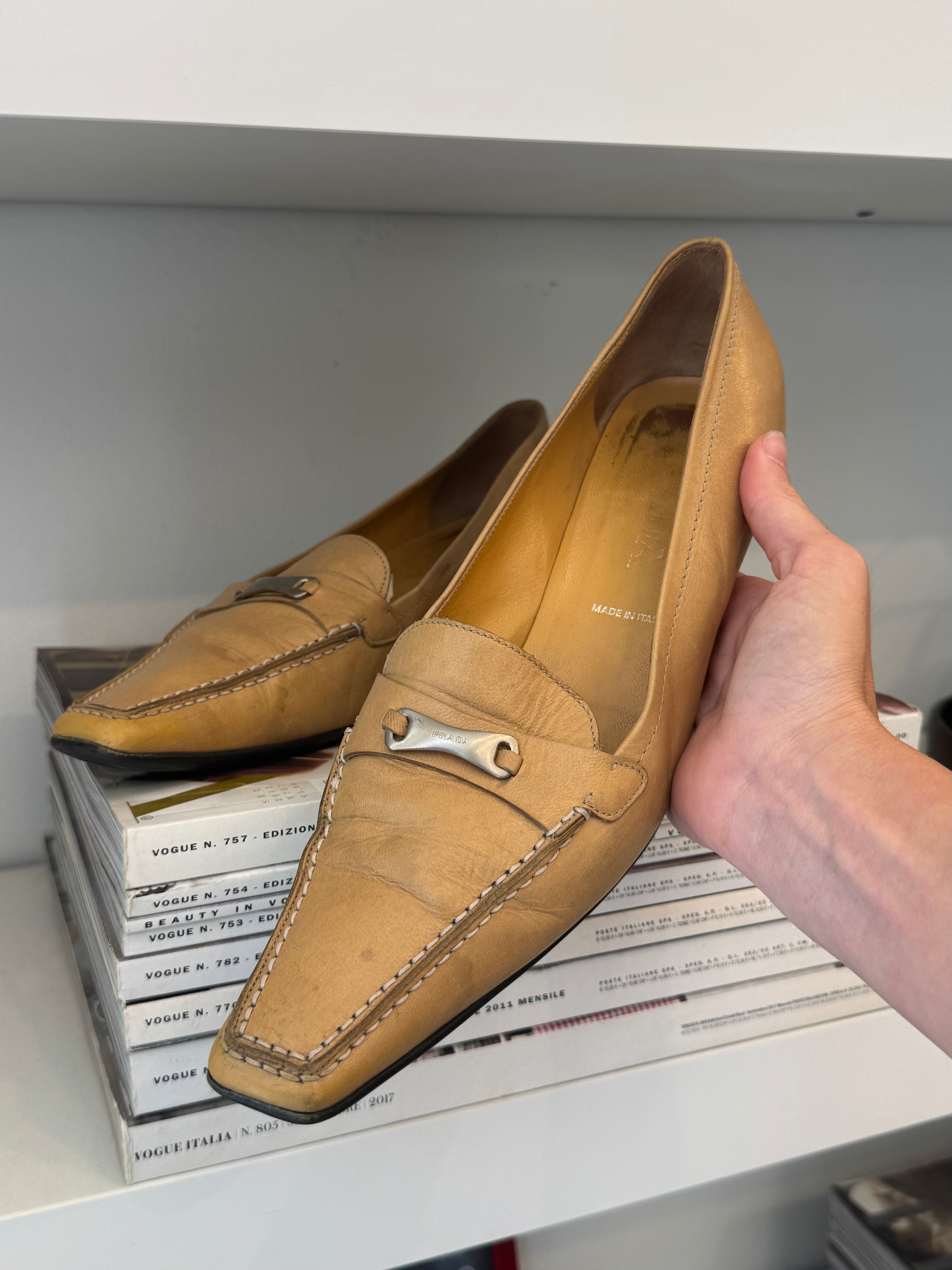 נעלי עקב מעור Prada (39.5)