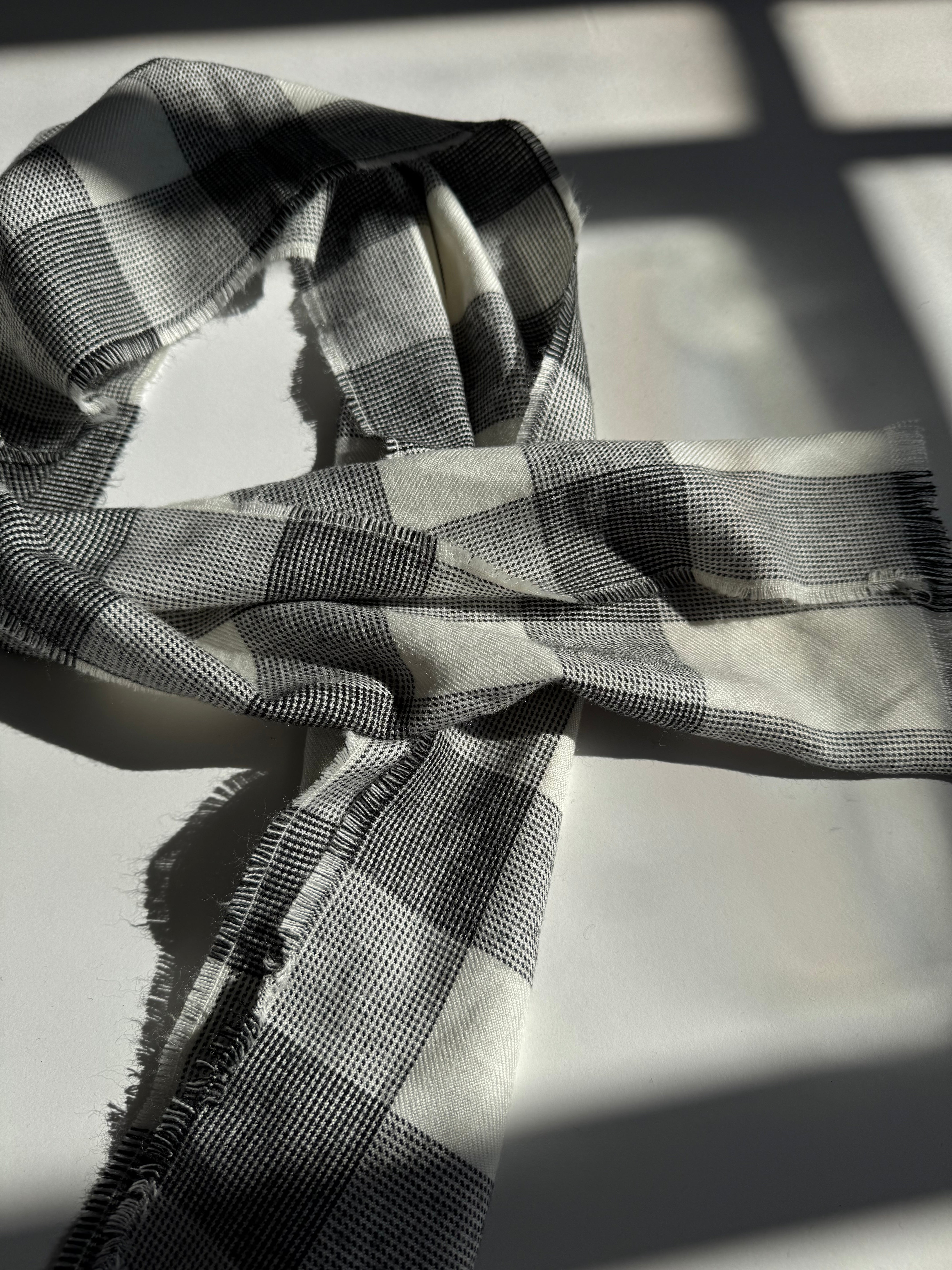 צעיף משבצות לבן ושחור