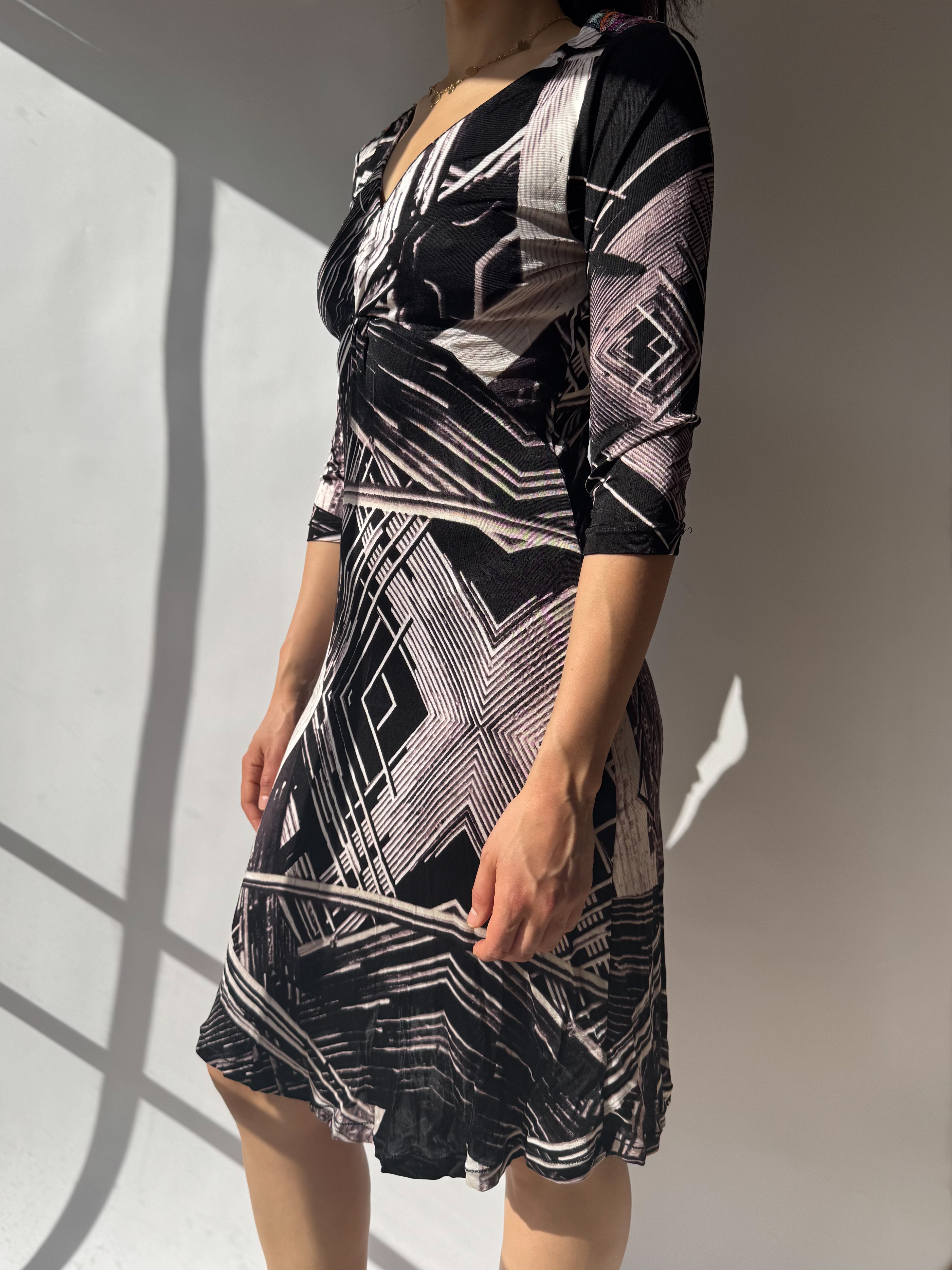 שמלת מידי בהדפס גיאומטרי (M)