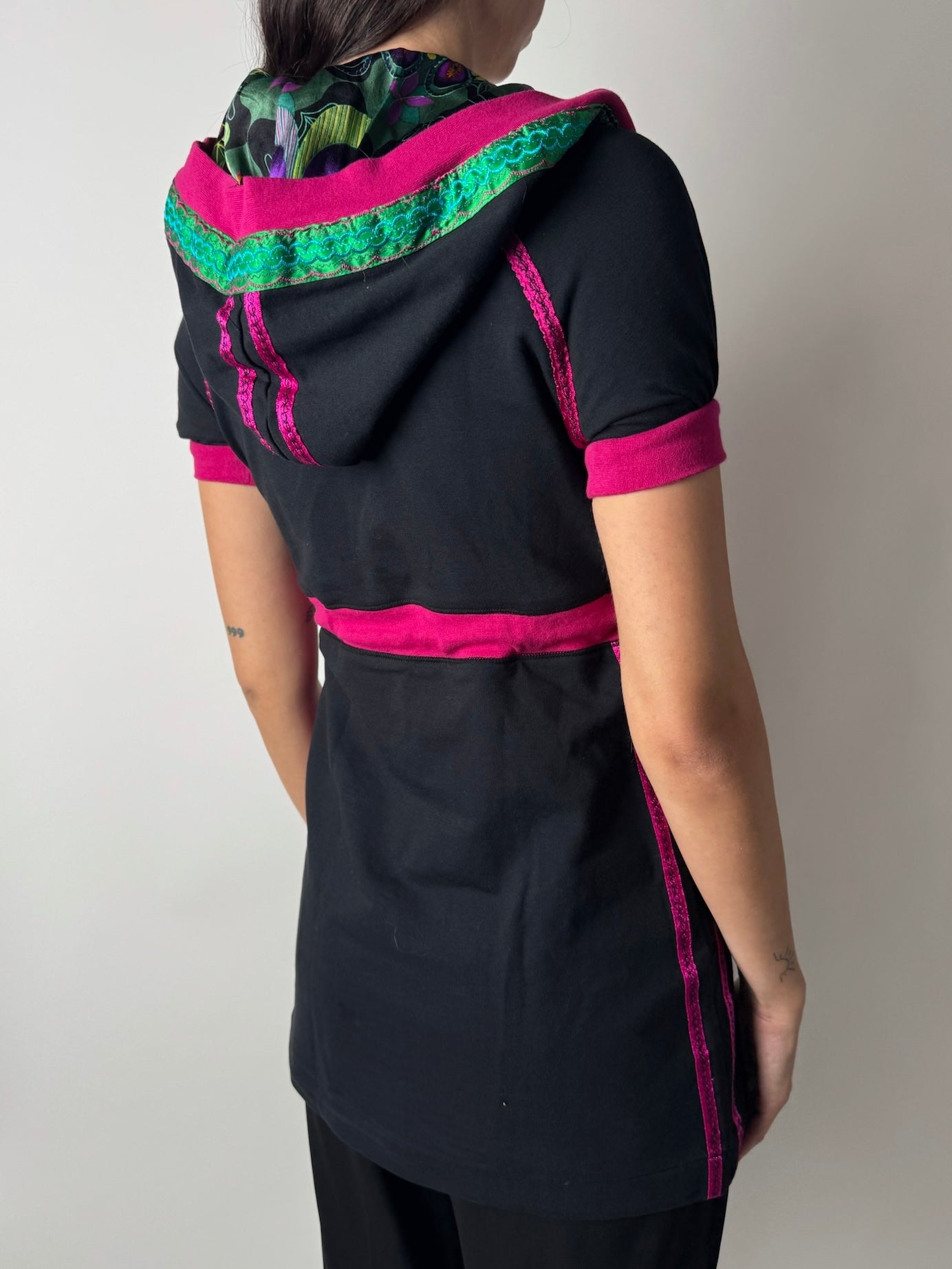 טוניקה צבעונית עם קפוצ׳ון (S)