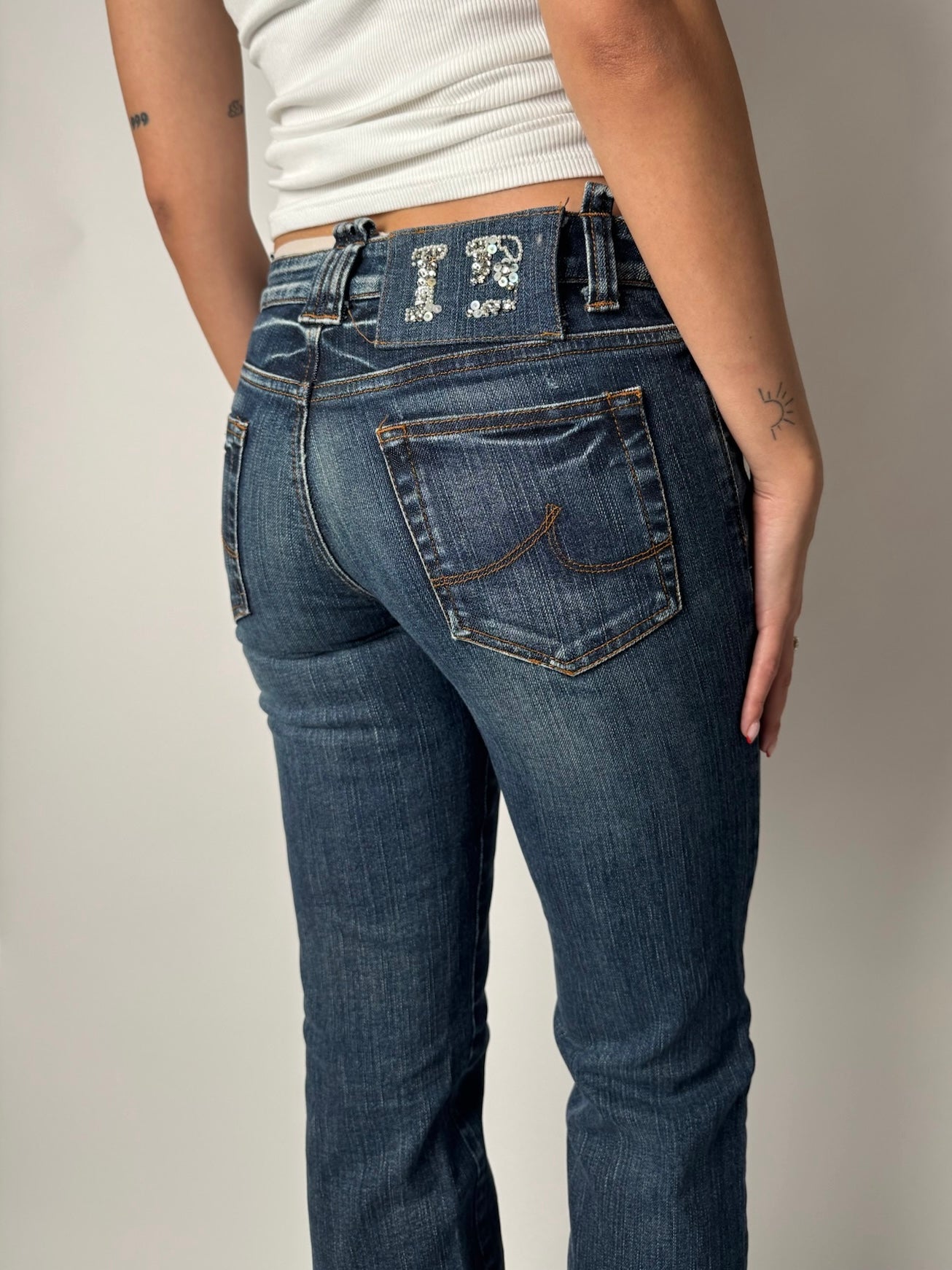 ג׳ינס כהה בגזרה נמוכה (34)