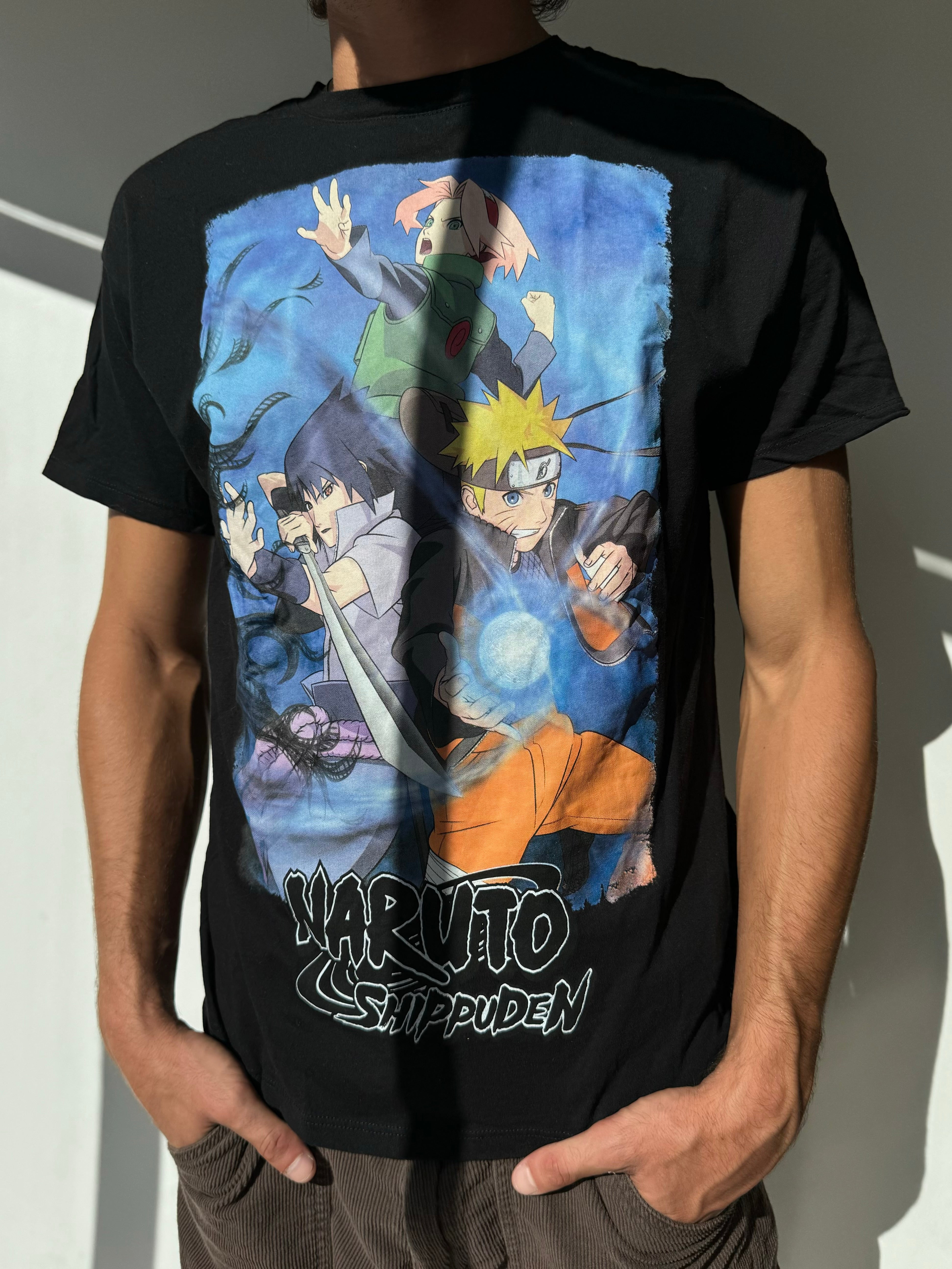 טי שרט שחורה עם הדפס של נארוטו (S)