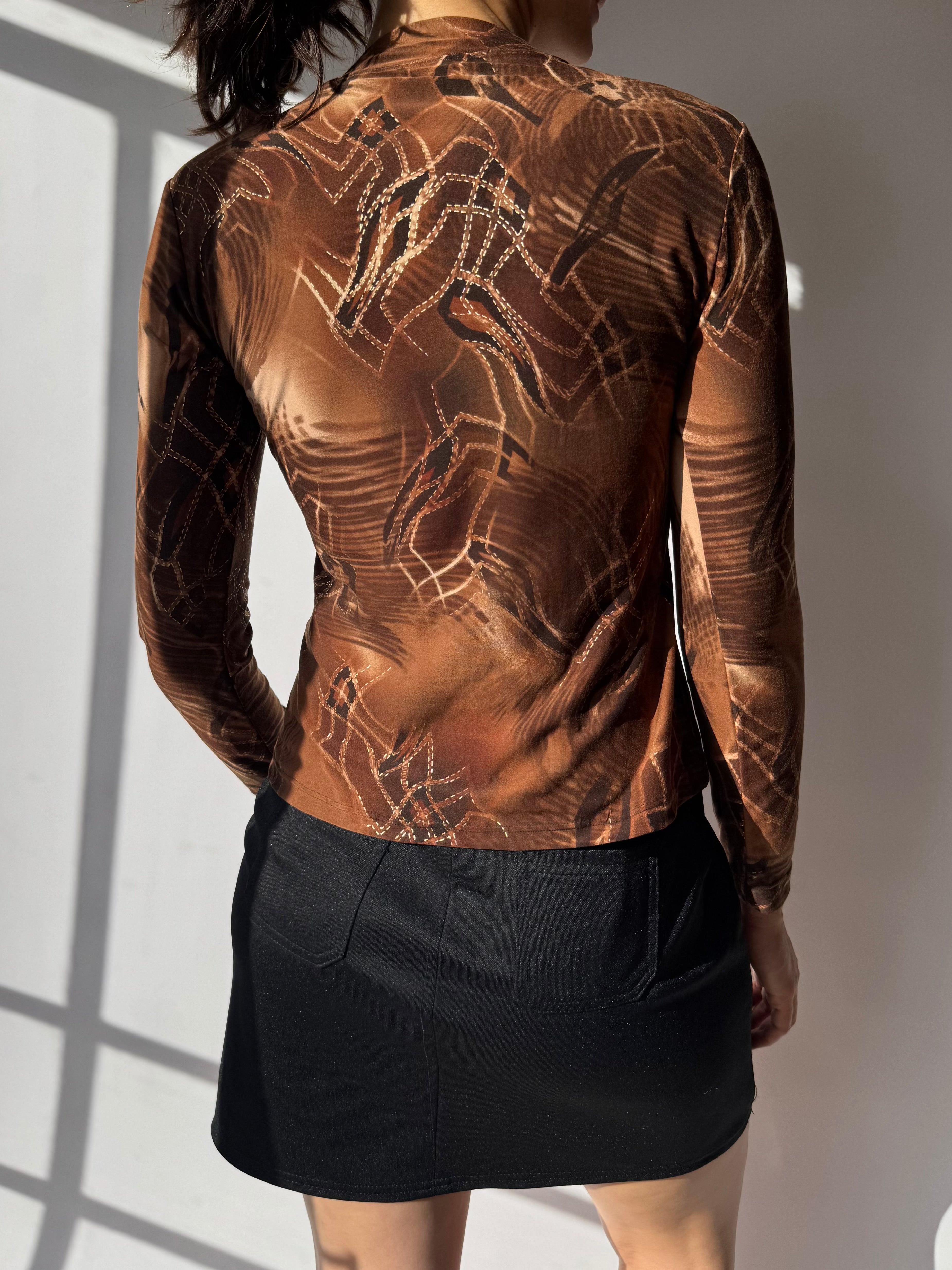 חולצה חומה בהדפס (M)