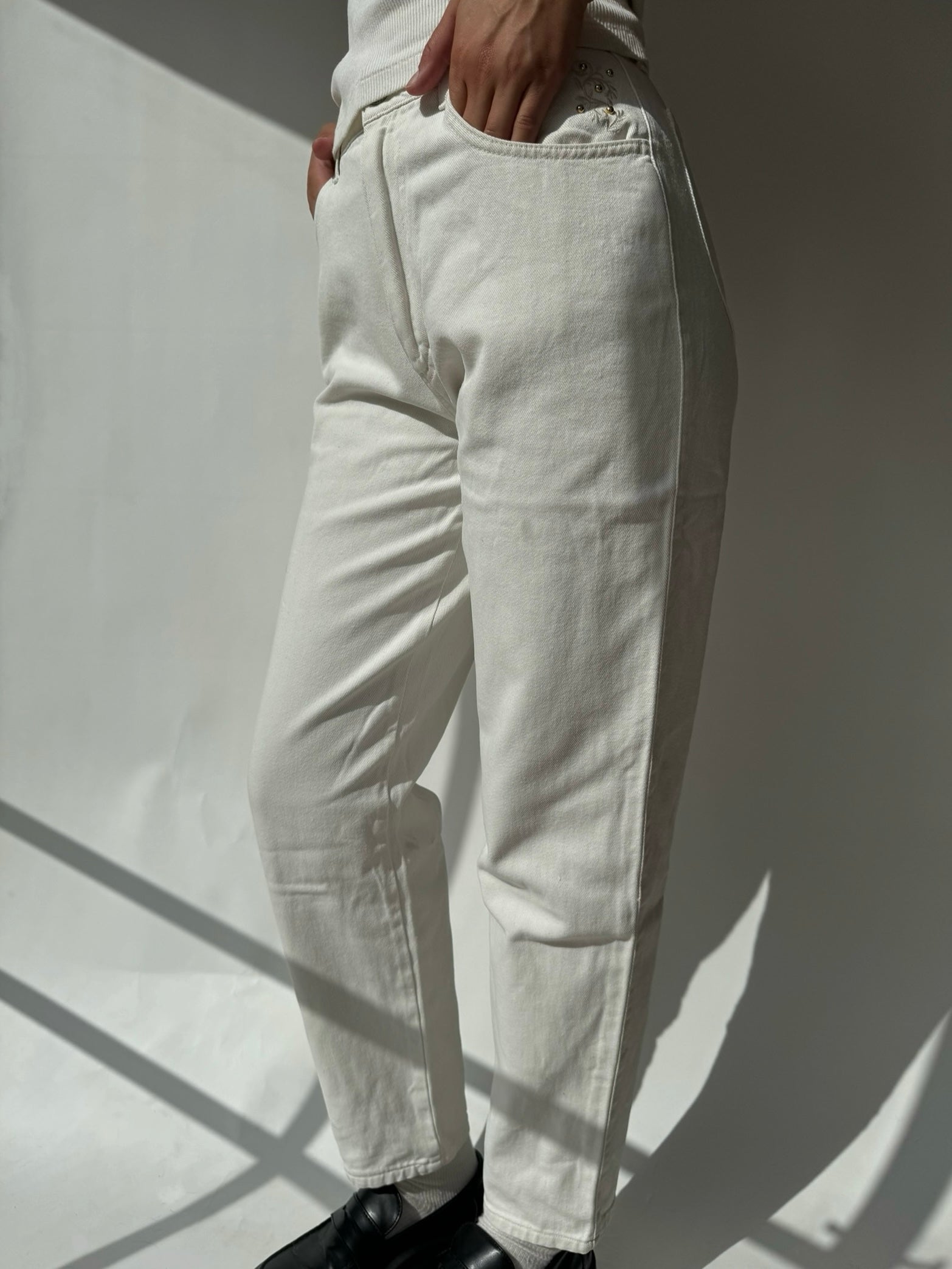 ג׳ינס לבן בשילוב רקמה בכיסים (36)