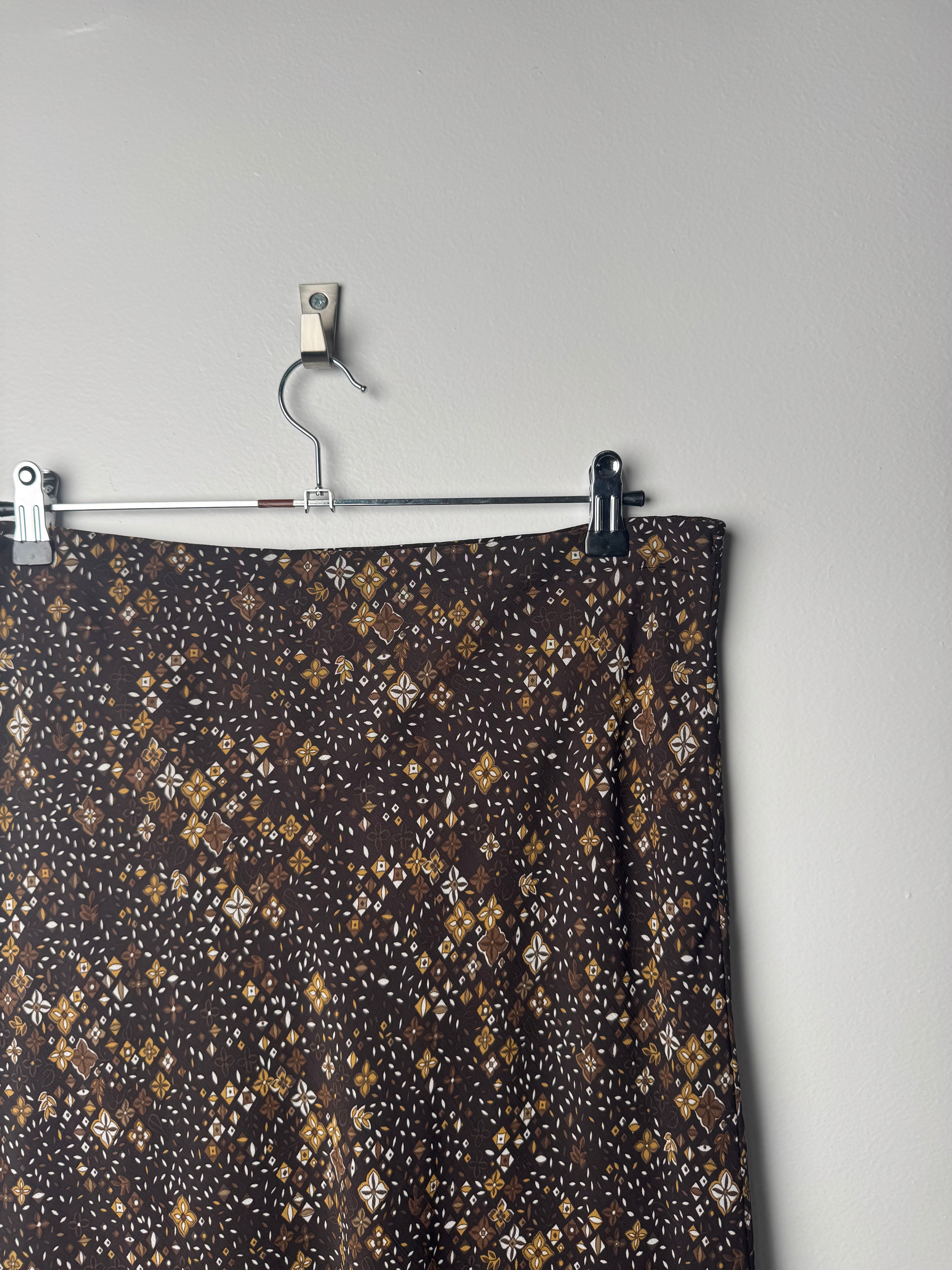 חצאית מידי בצבע חום עם הדפס (40-42)