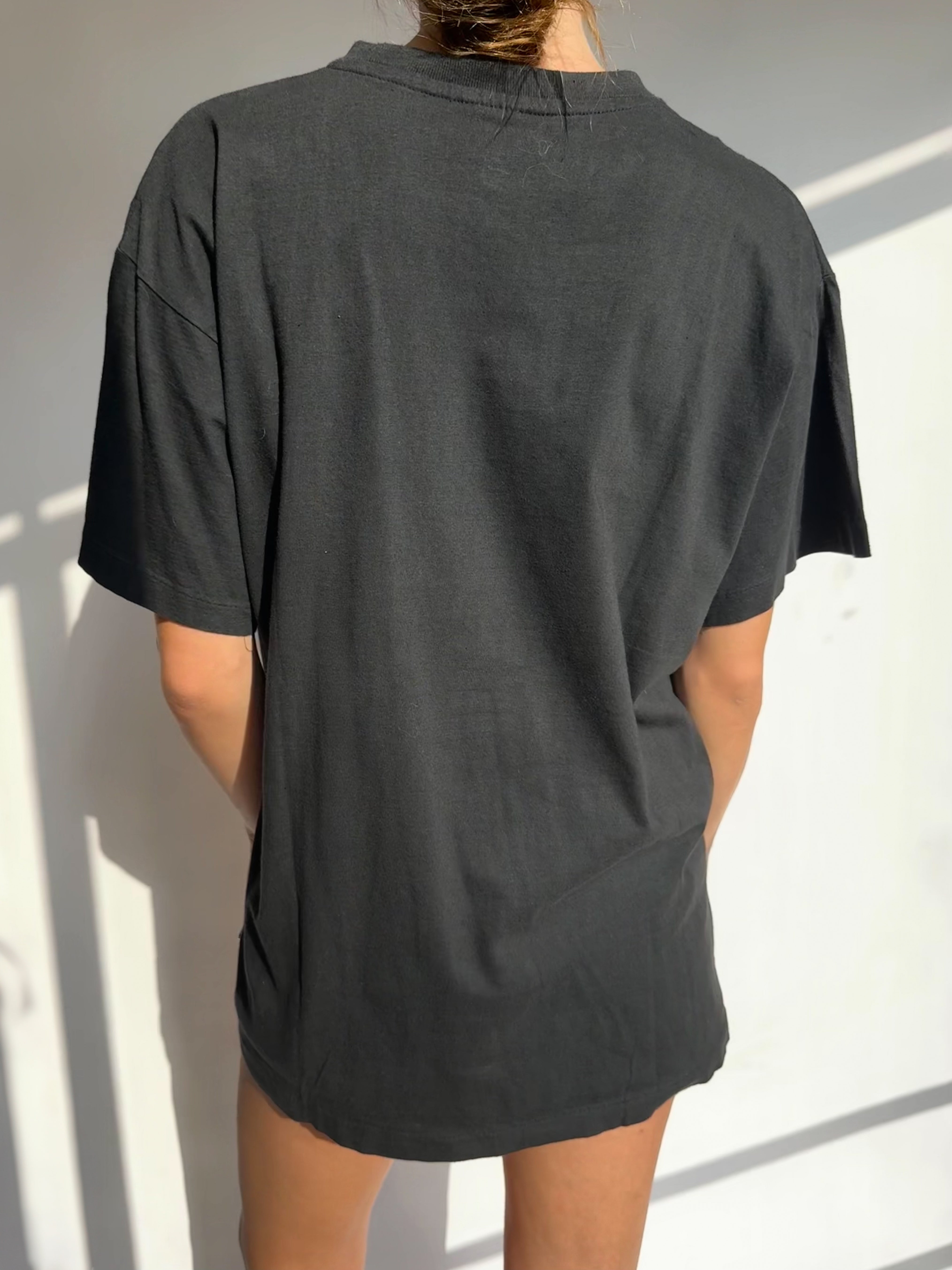 טי שרט שחורה בהדפס (M)