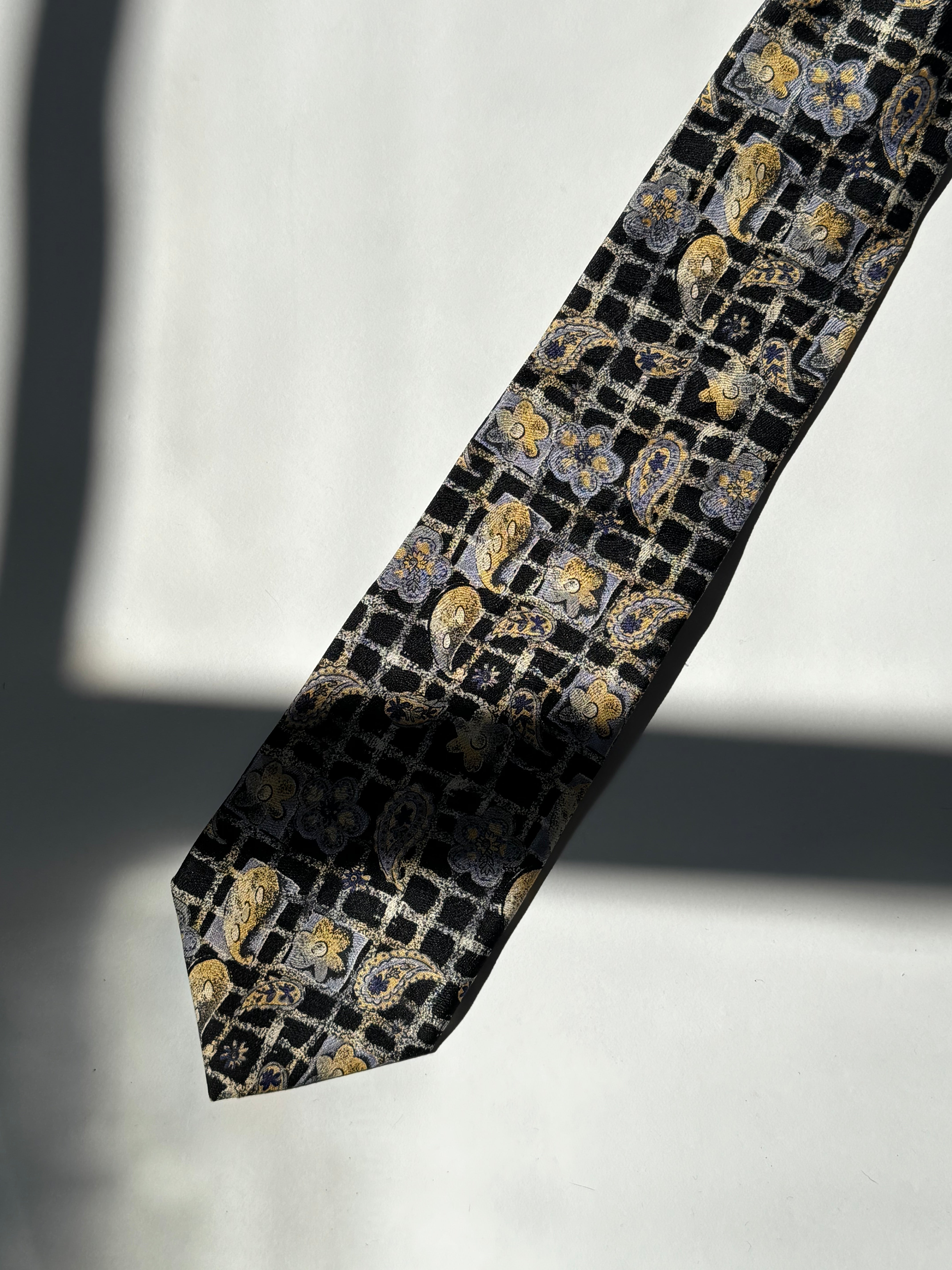 עניבה בהדפס פרחים ופייזלי