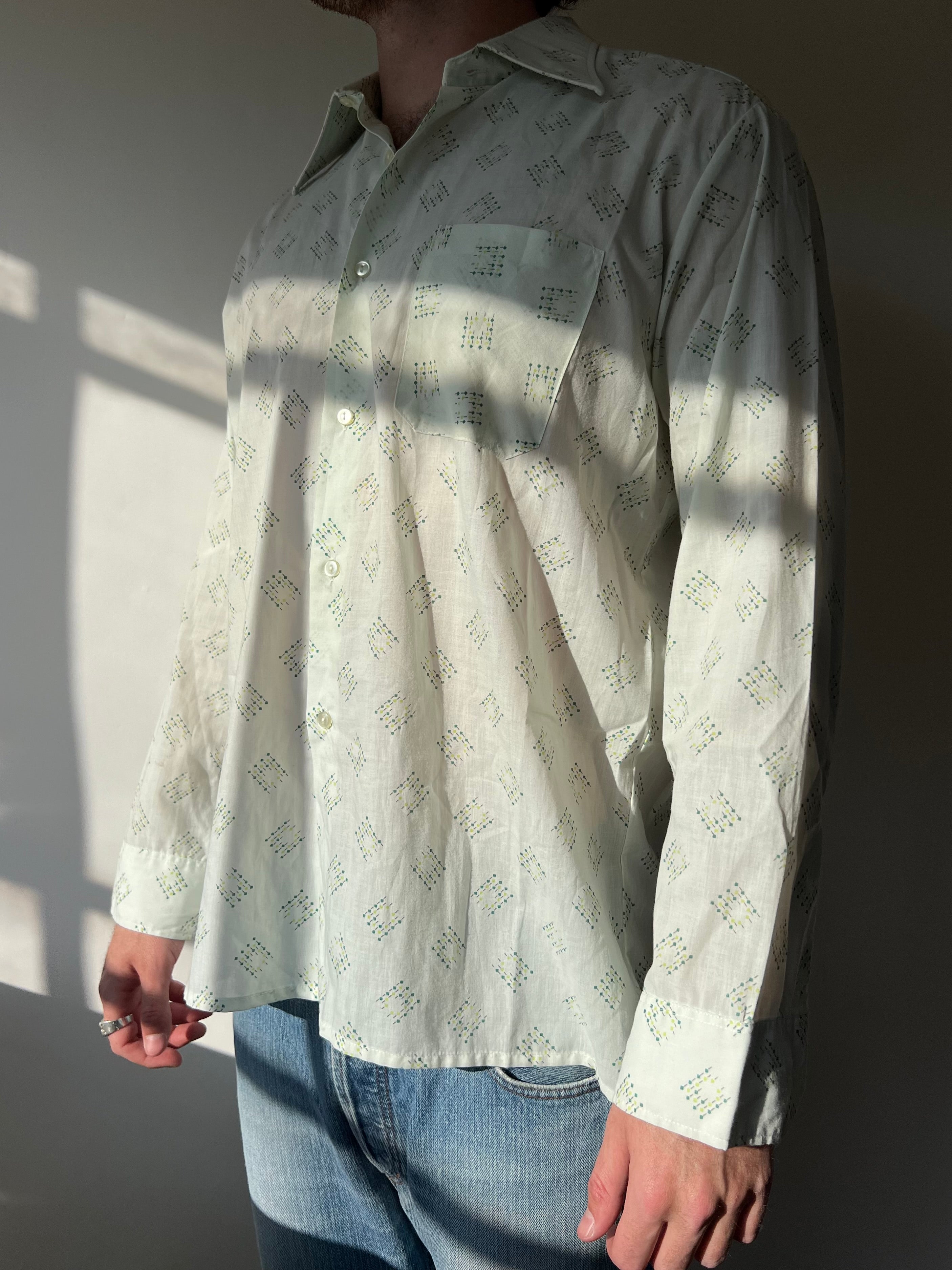 חולצה מכופתרת צווארון מחודד בהדפס גיאומטרי (L)