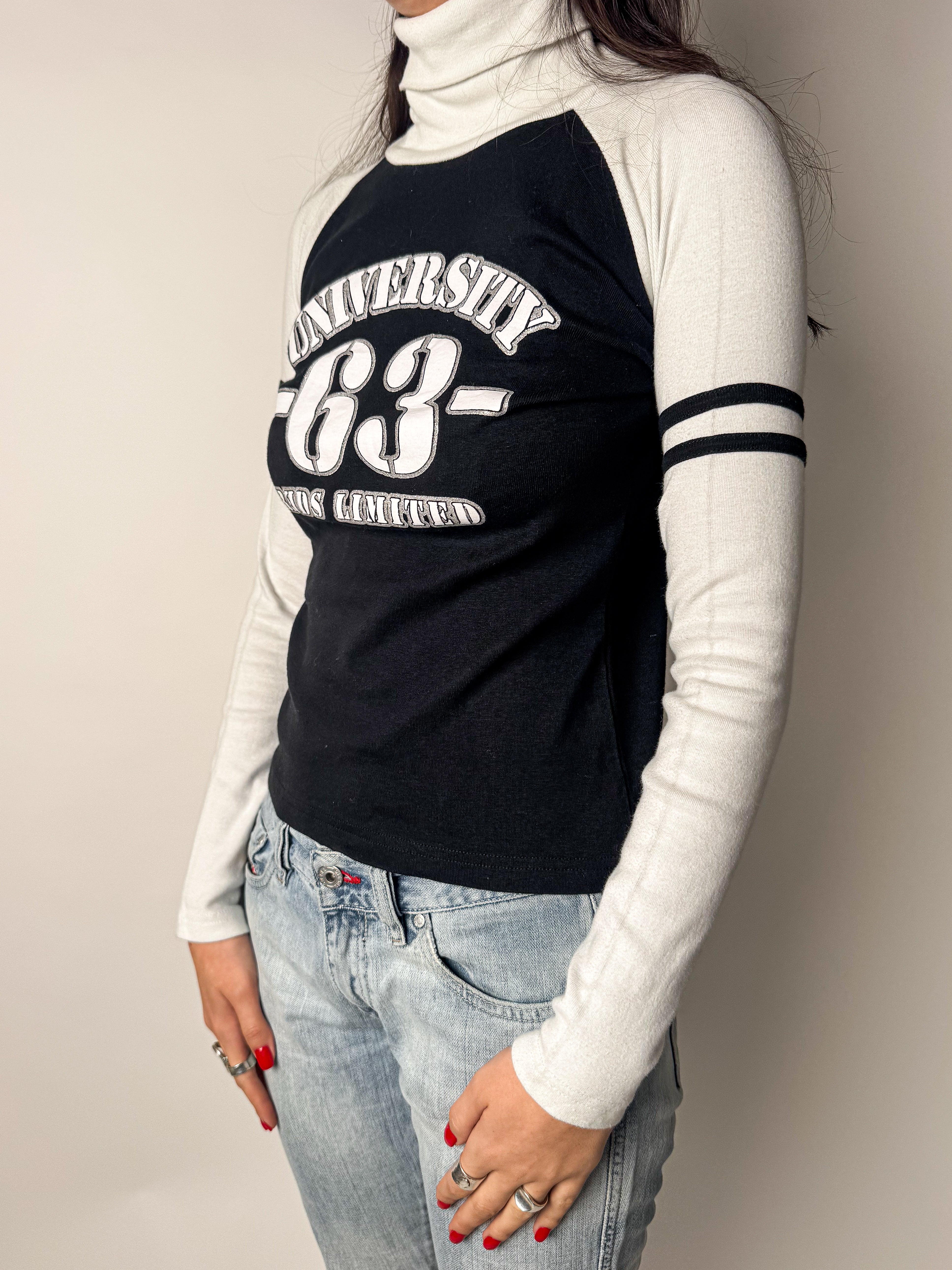 חולצת גולף UNIVERSITY 63 בשחור לבן (S-M)