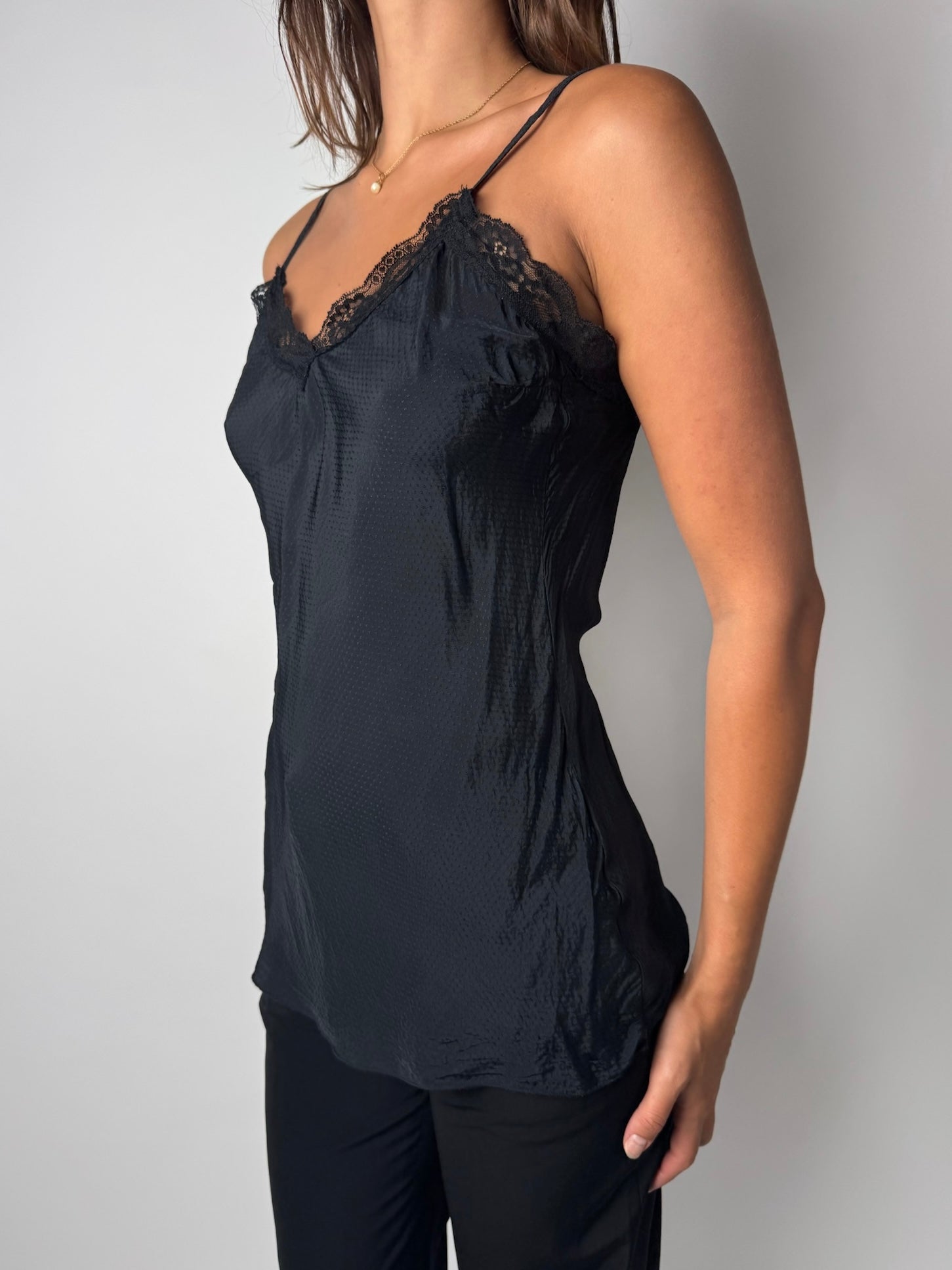 טוניקת סאטן שחורה עם תחרה (S)