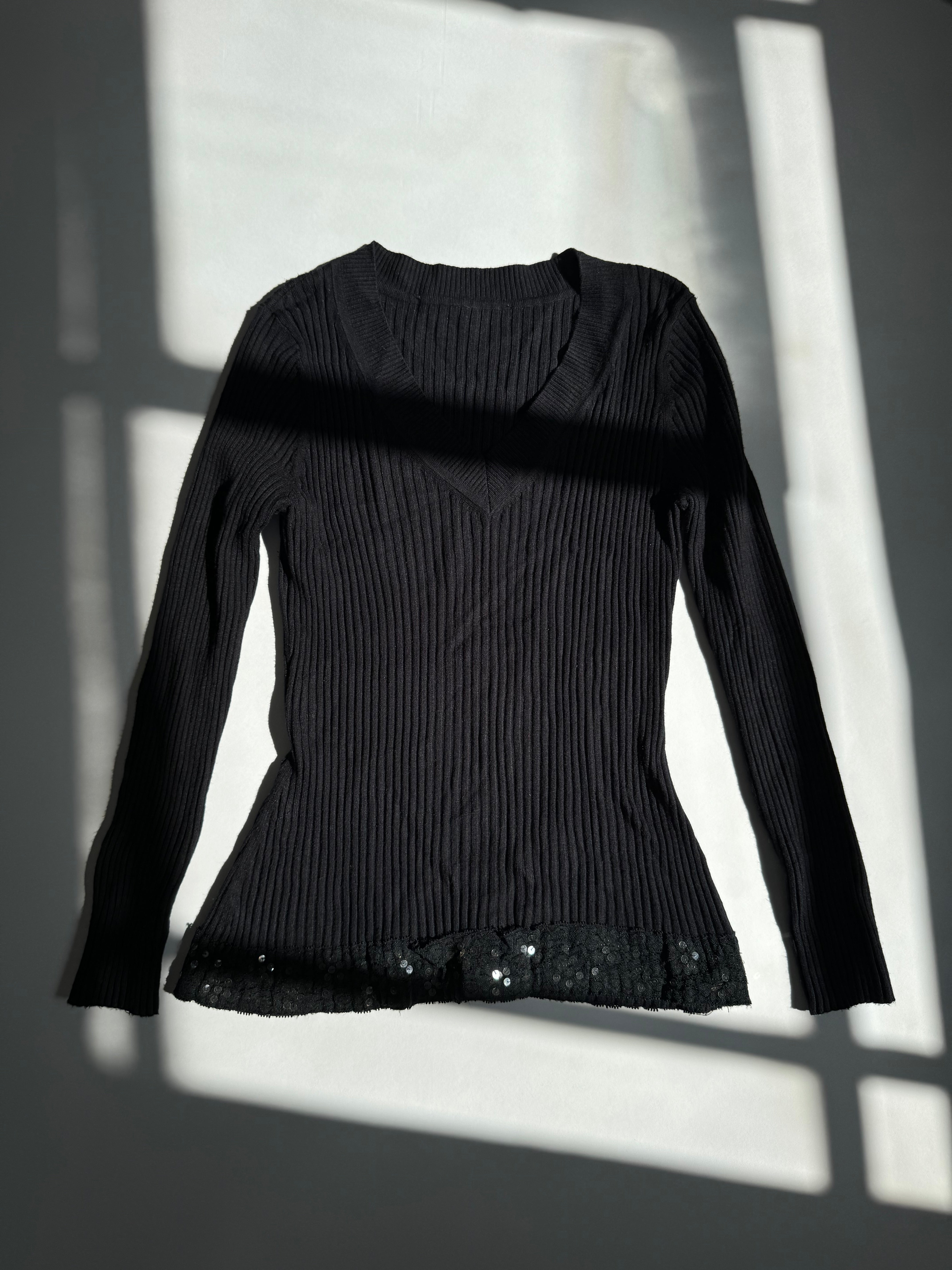 סריג שחור בשילוב תחרה ופייטים (M)