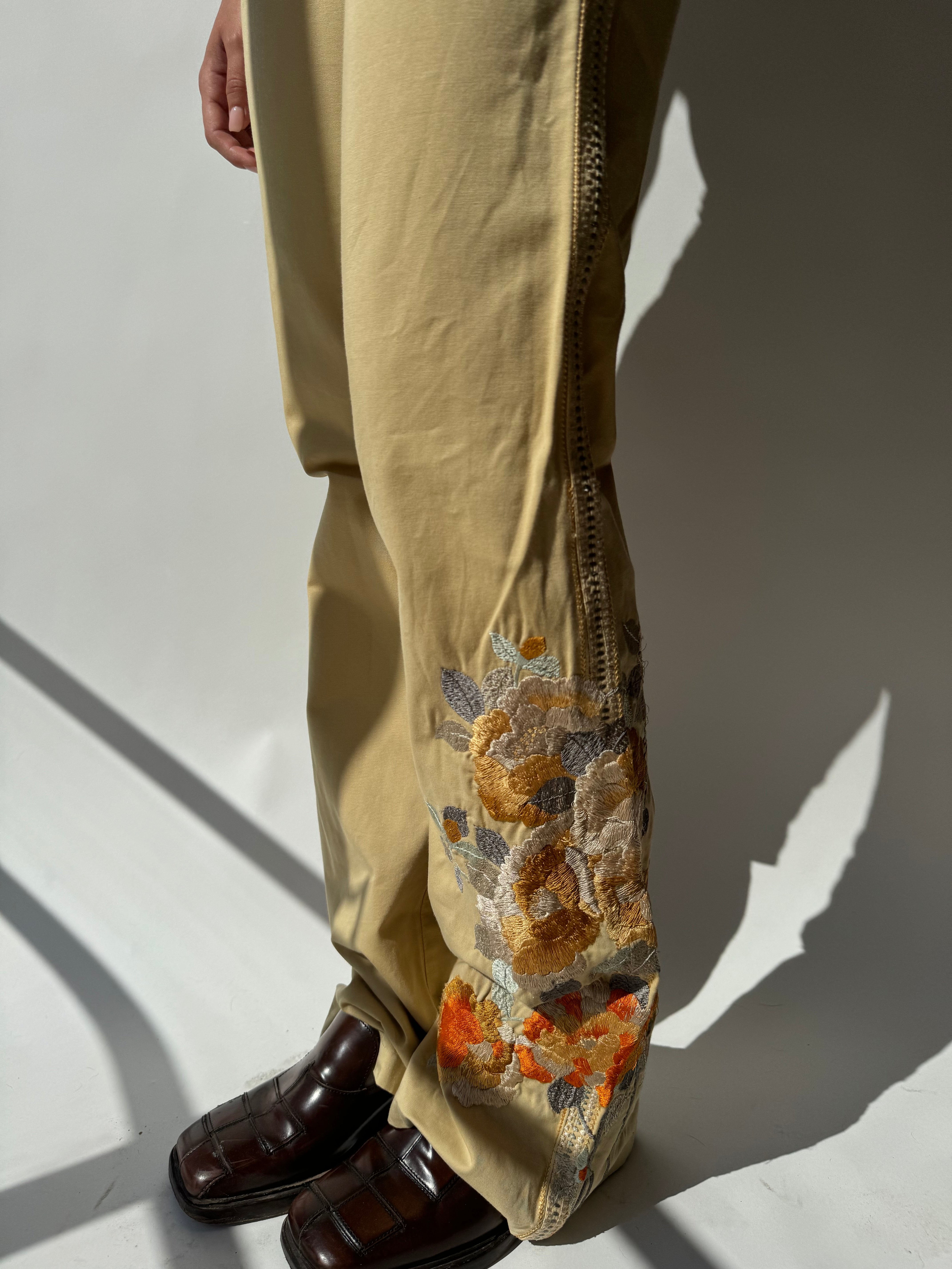 מכנסיים מתרחבים בשילוב רקמה (38)