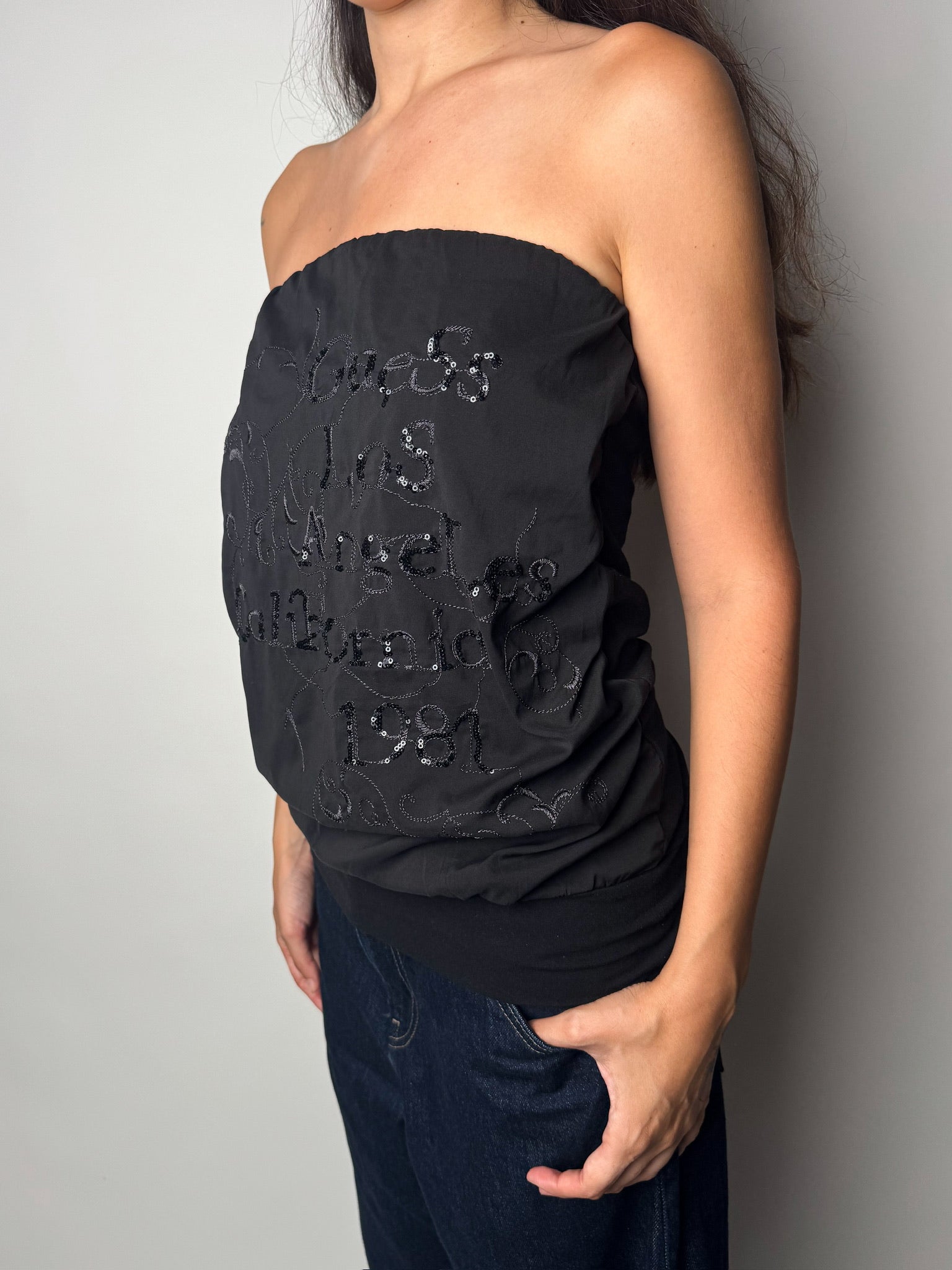 חולצת סטרפלס בעיטור רקמה Guess (M)