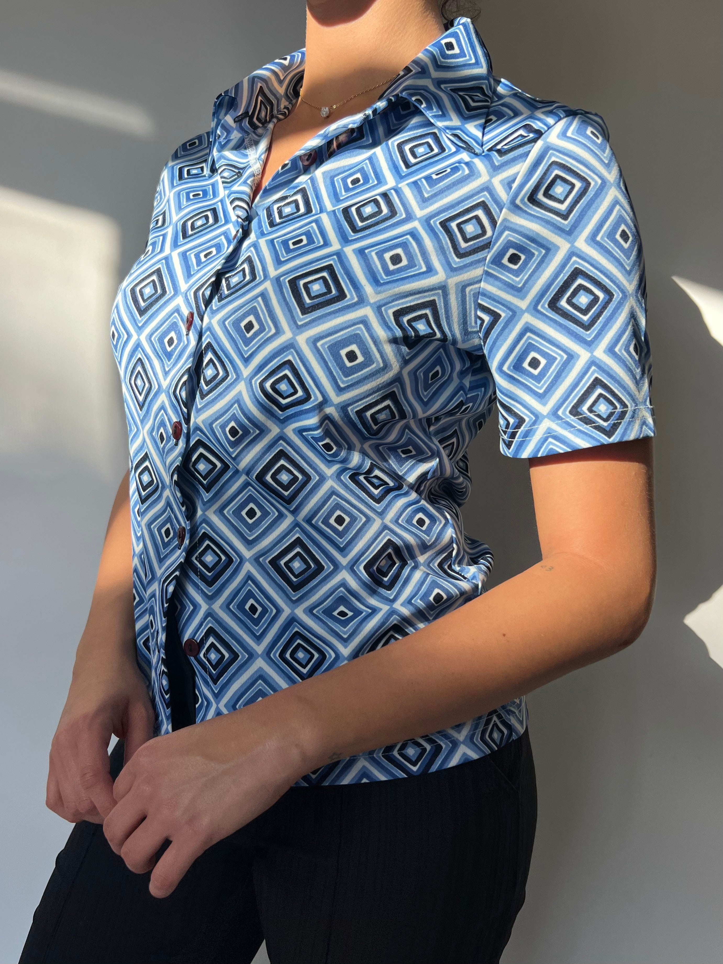 חולצה מכופתרת עם הדפס מעויינים (M)