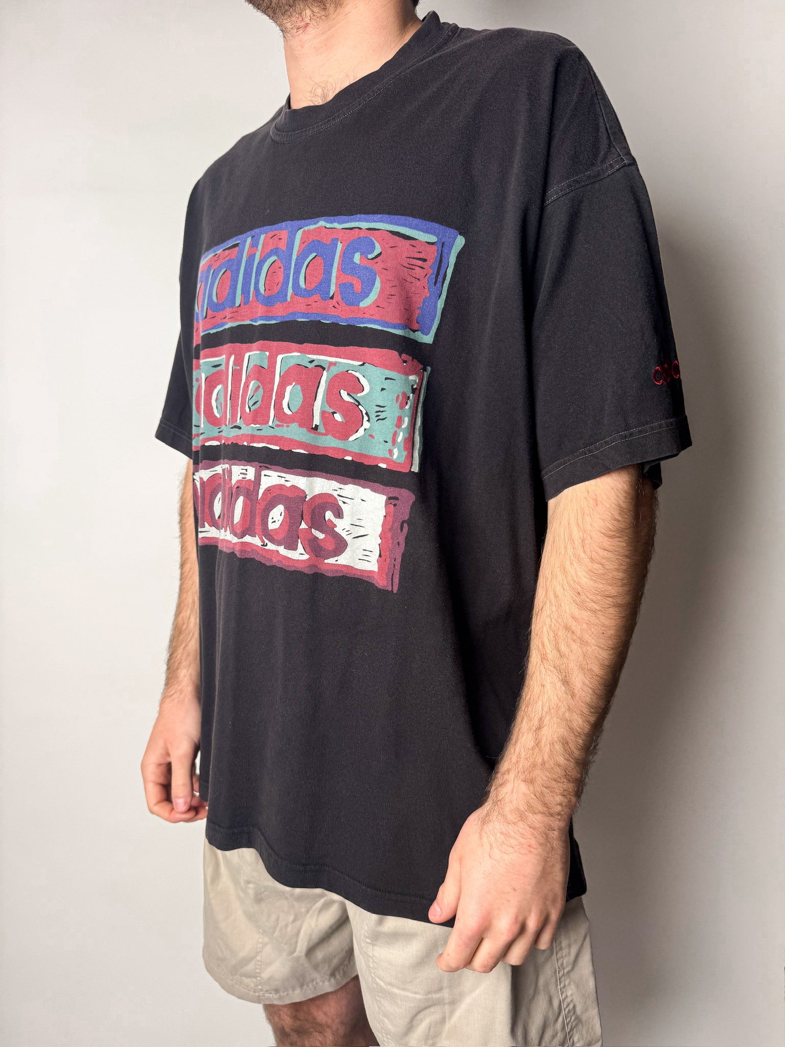 טי שירט בהדפס Adidas (XL)