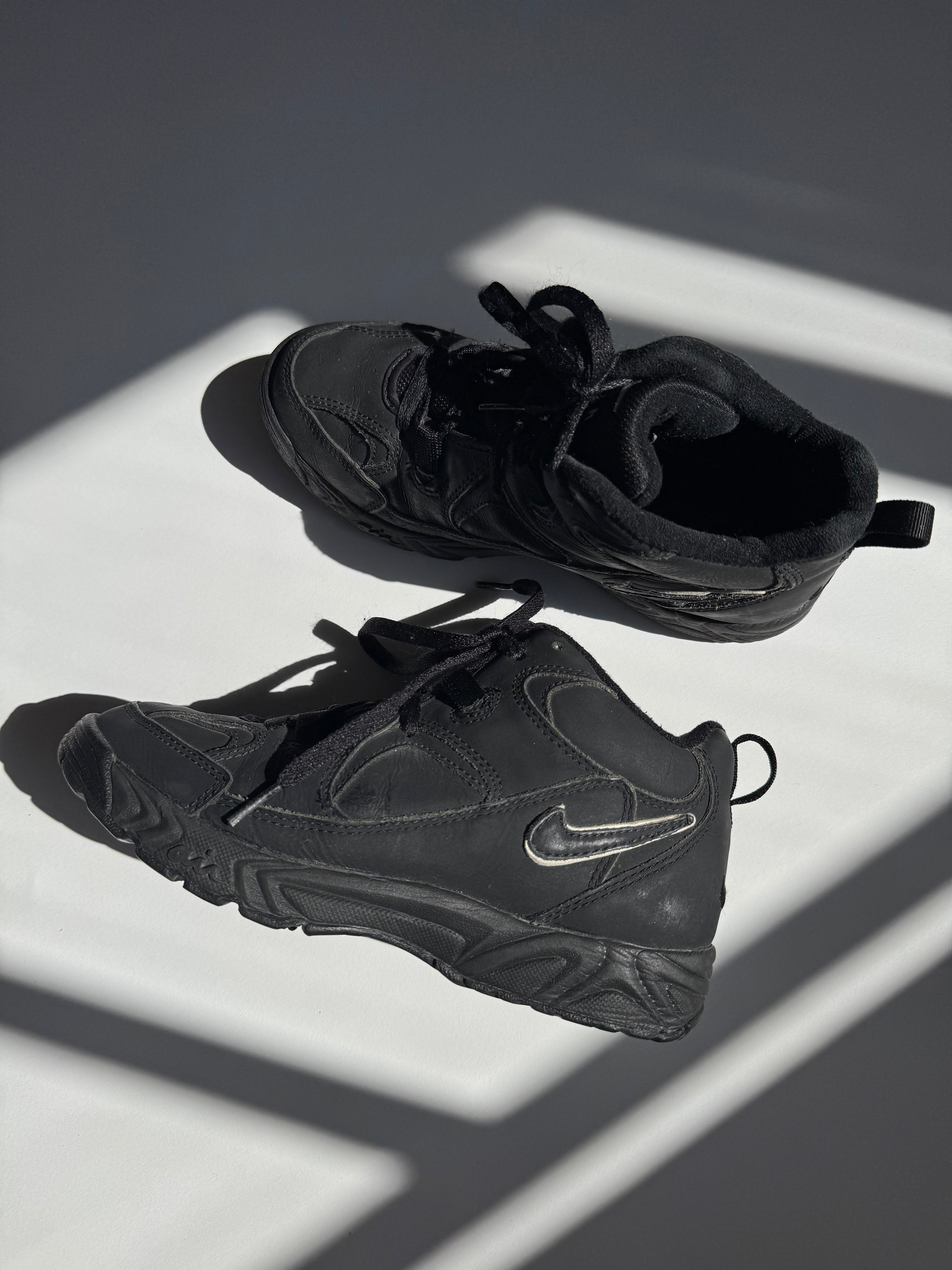 נעלי סניקרס שחורות Nike (37.5)