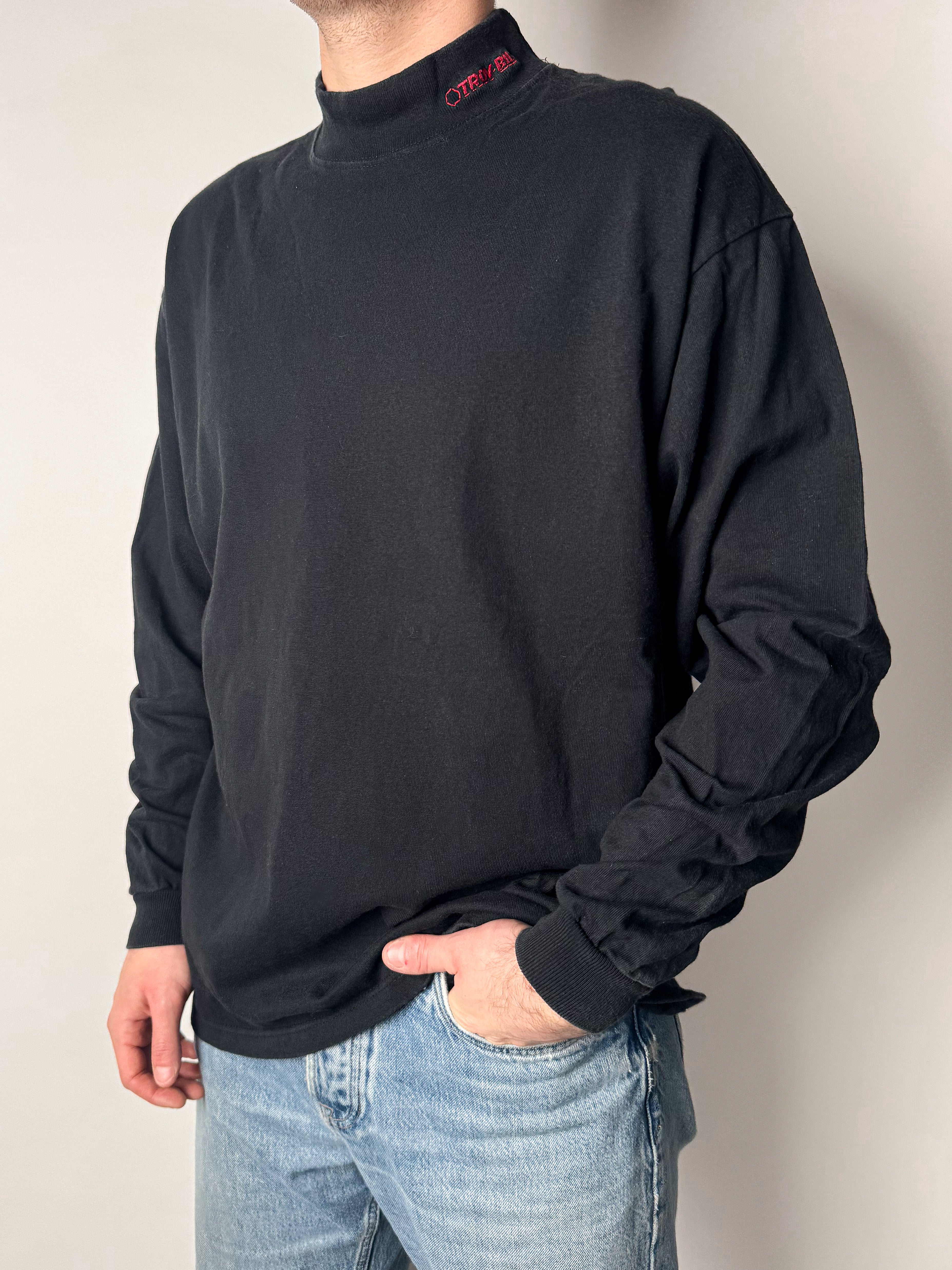 טי שרט צווארון גבוה עם לוגו (L-XL)