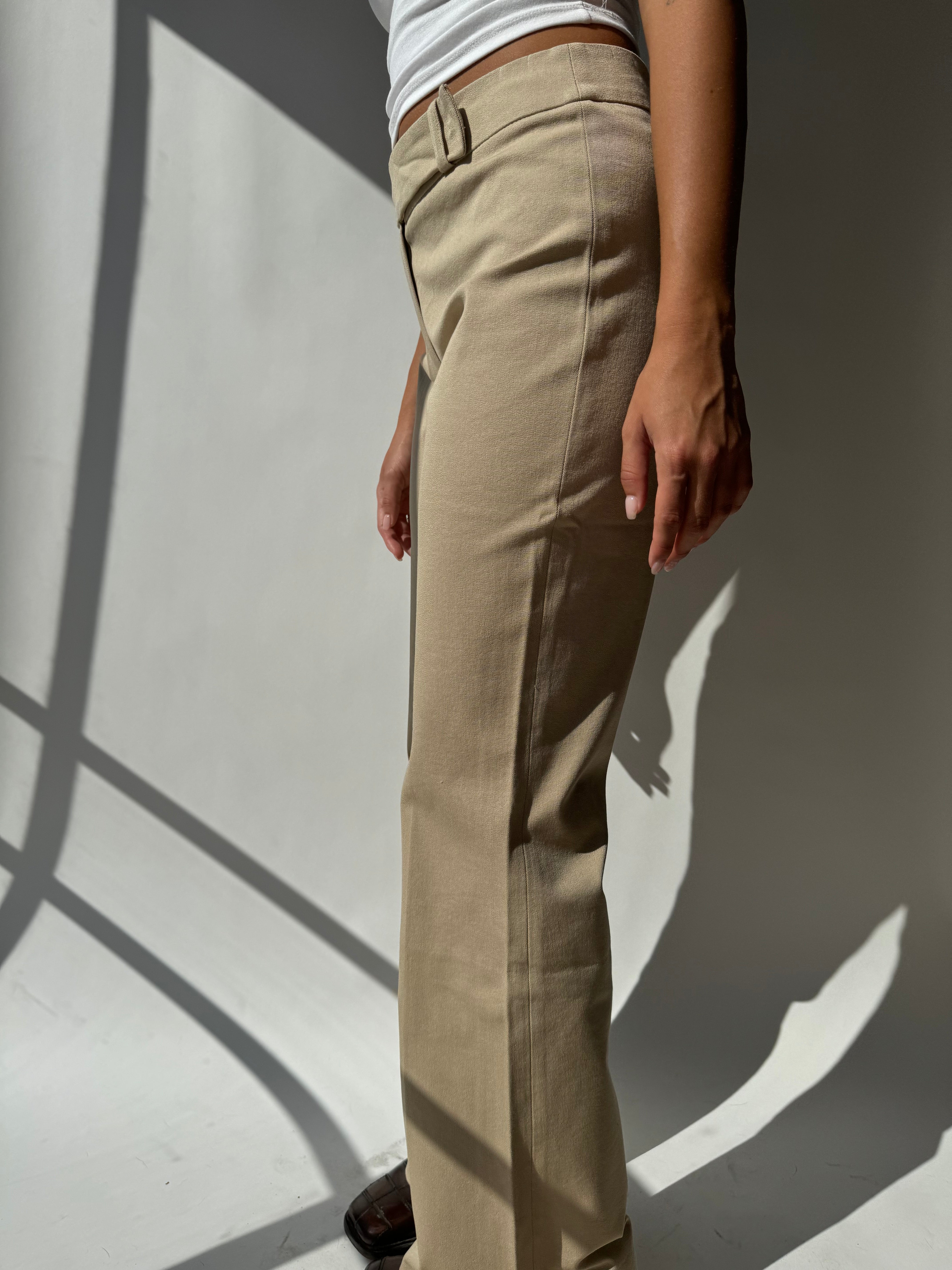 מכנסיים מחויטים בגזרה מתרחבת (38)