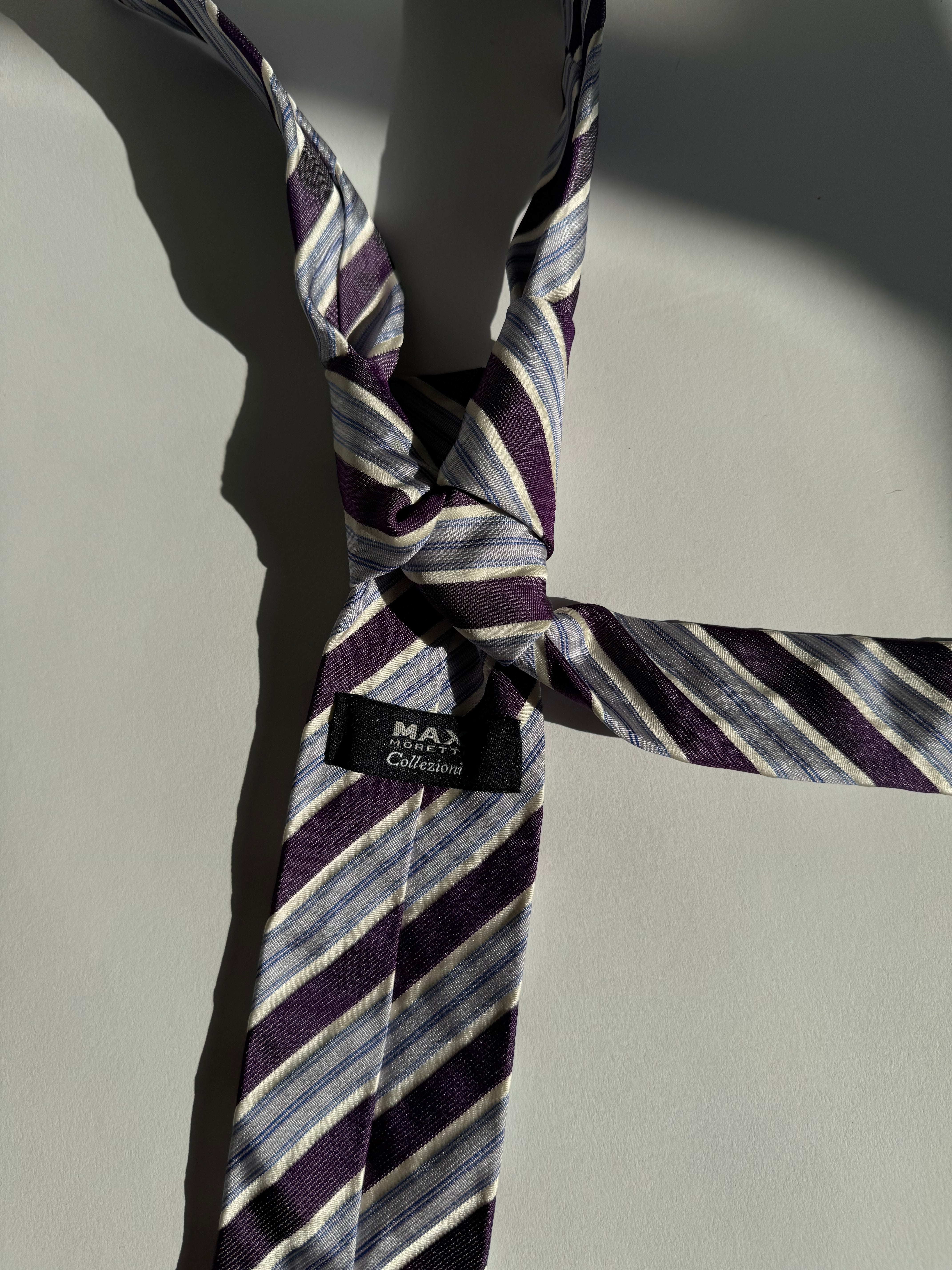 עניבת פסים סגולה