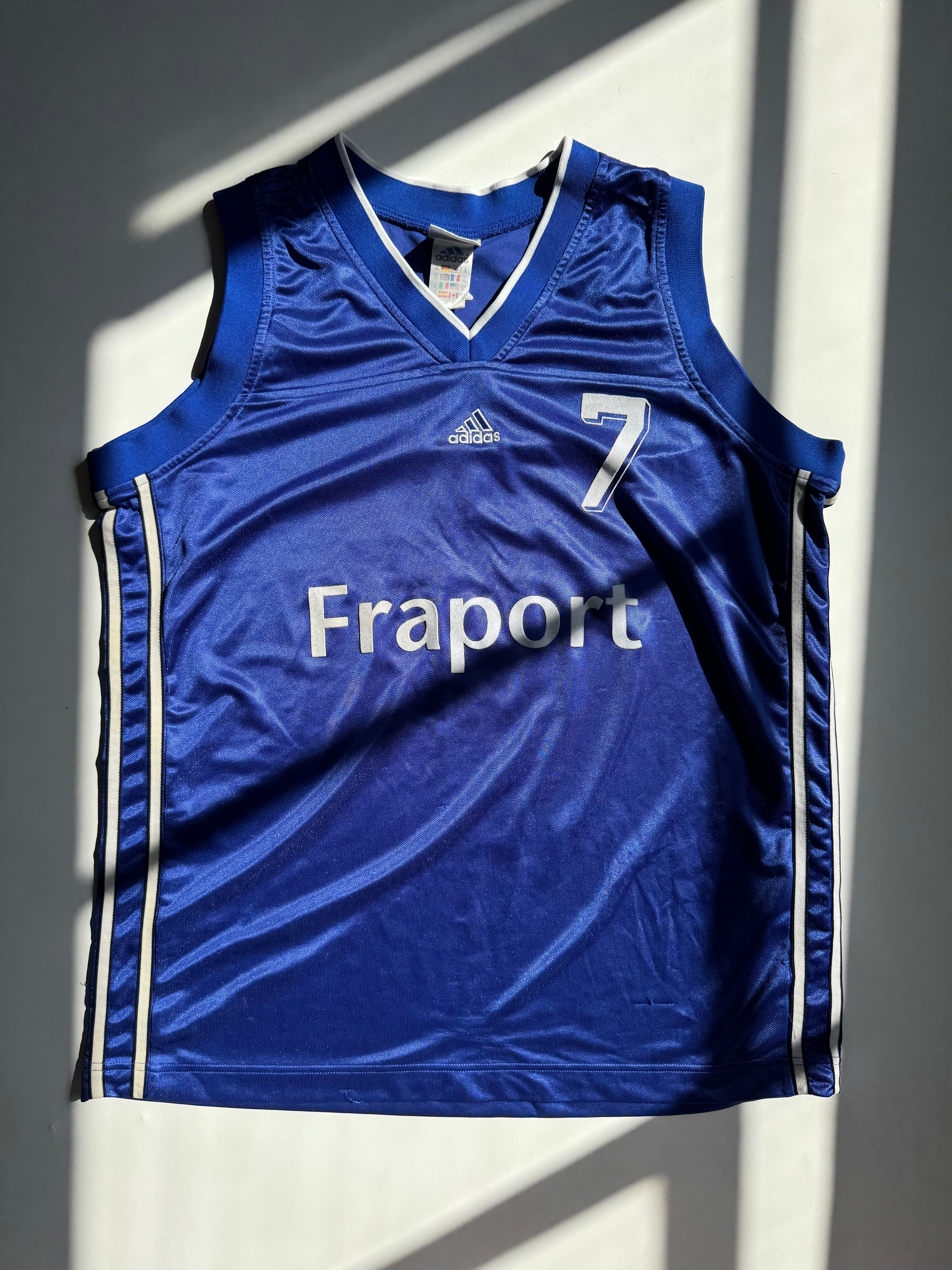 גופיית כדורסל Adidas (XL) שנת 2000