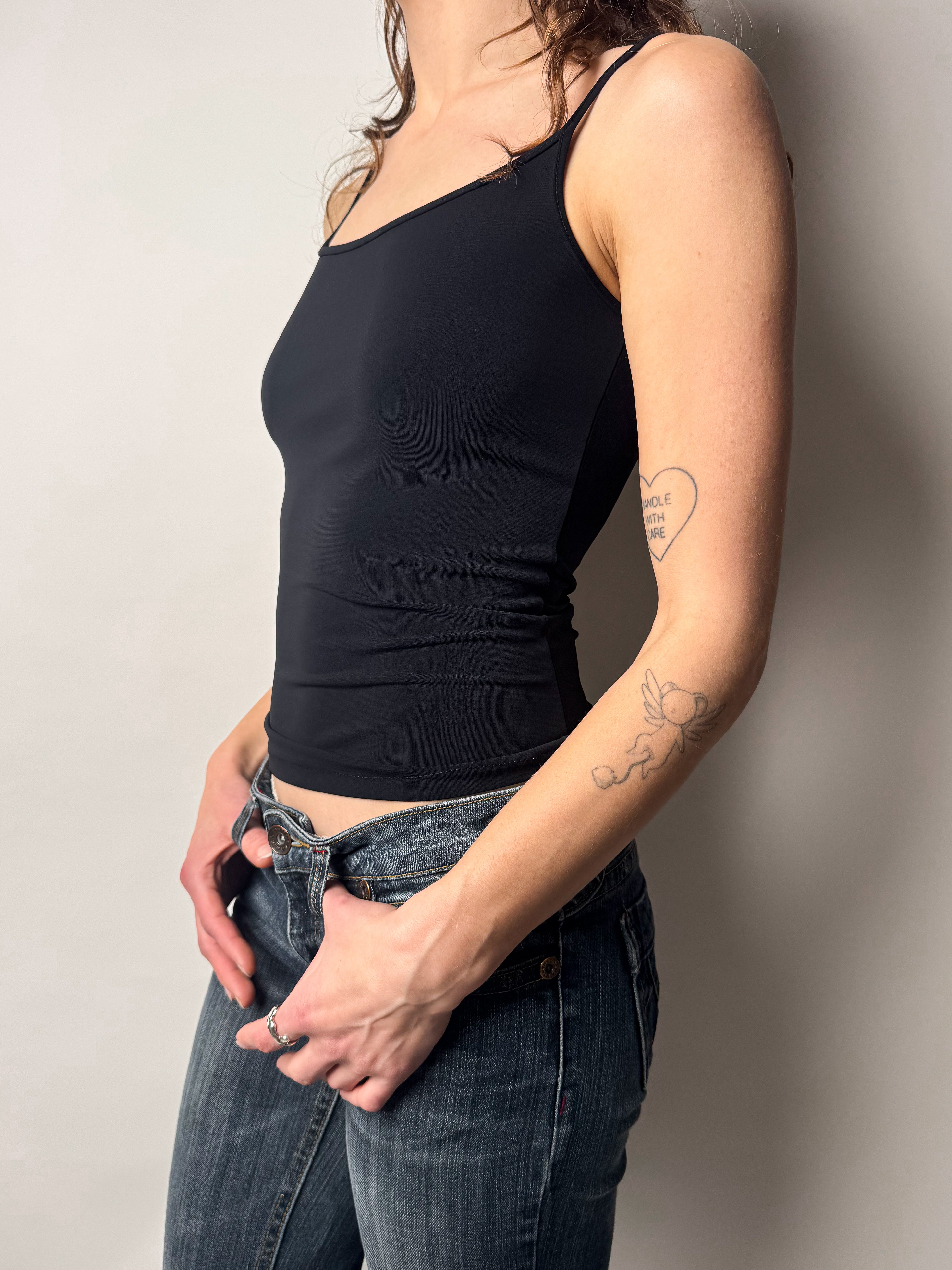 גופיית בייסיק שחורה (M)