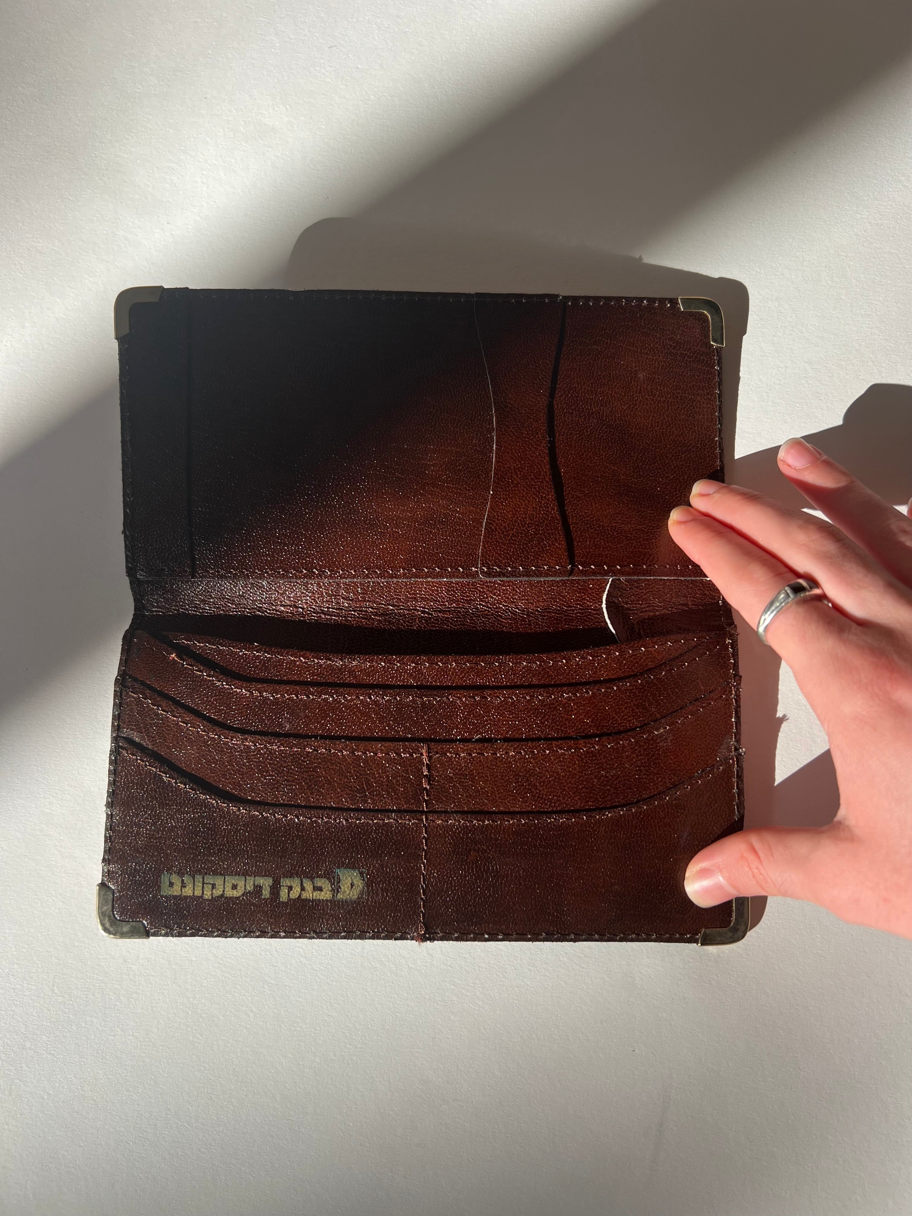 ארנק עור חום בנק דיסקונט