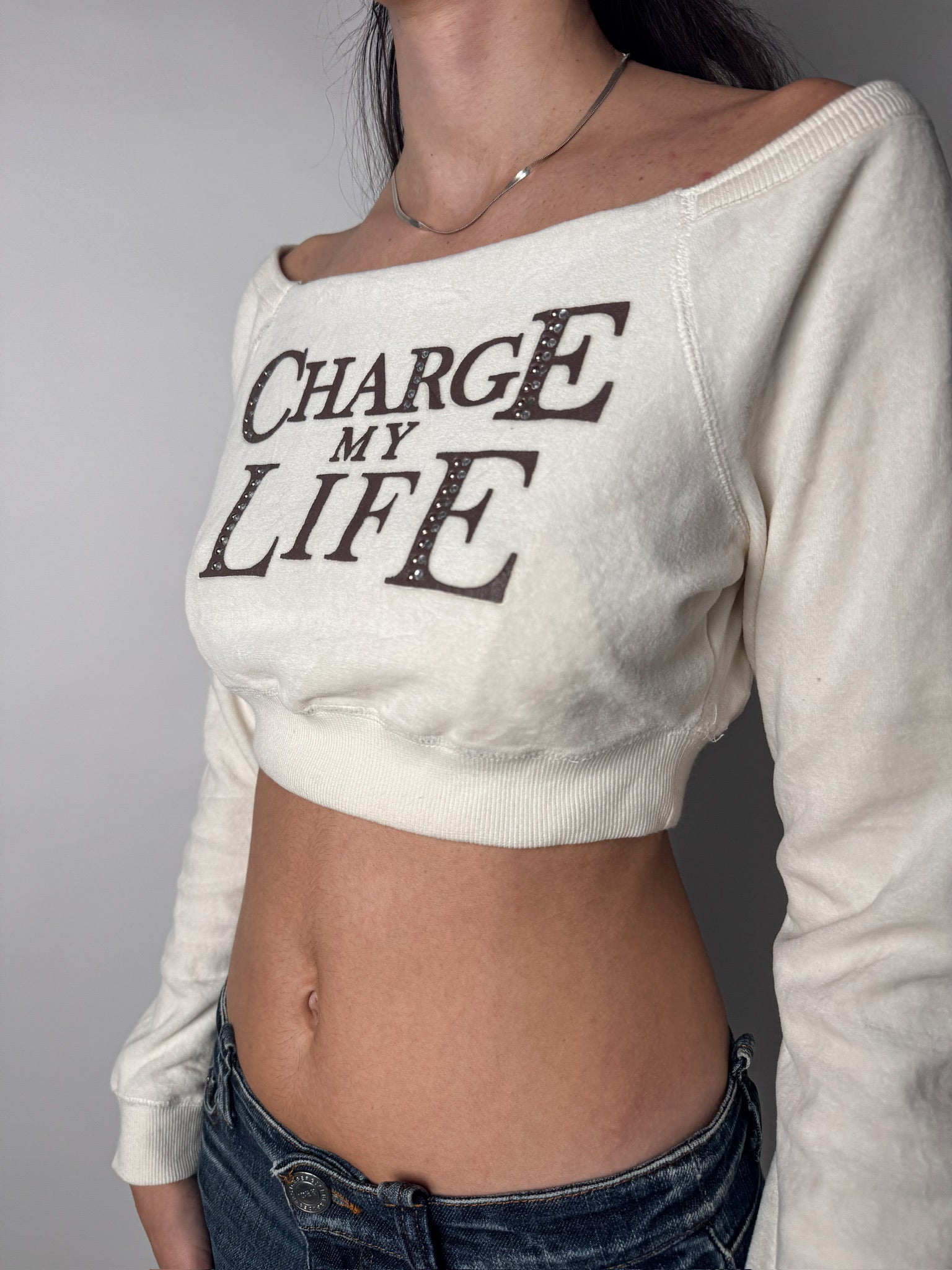 חולצת קרופ קטיפה עם כיתוב (S)