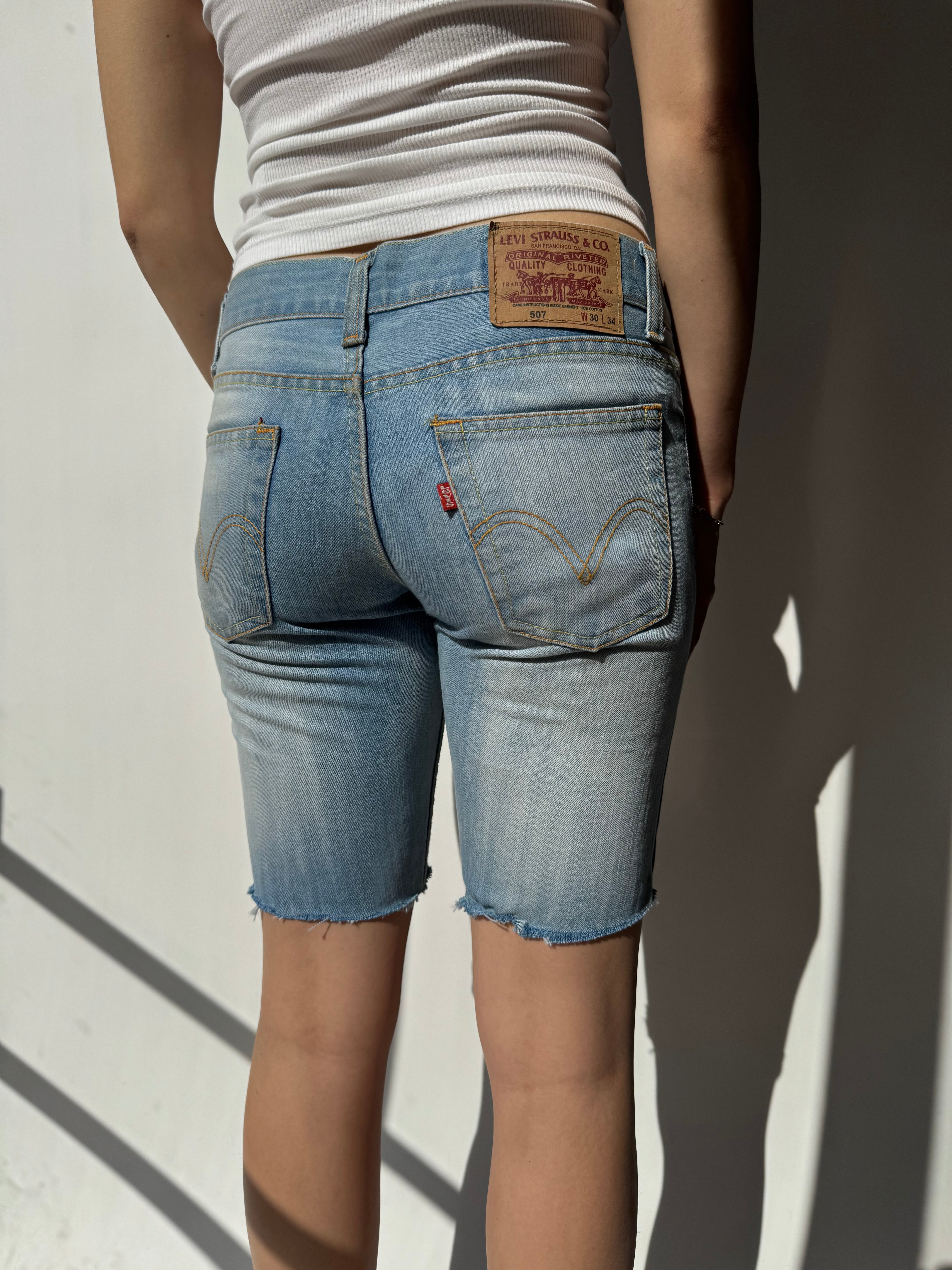 ג׳ינס קצר בסיומת גזורה (34-36)