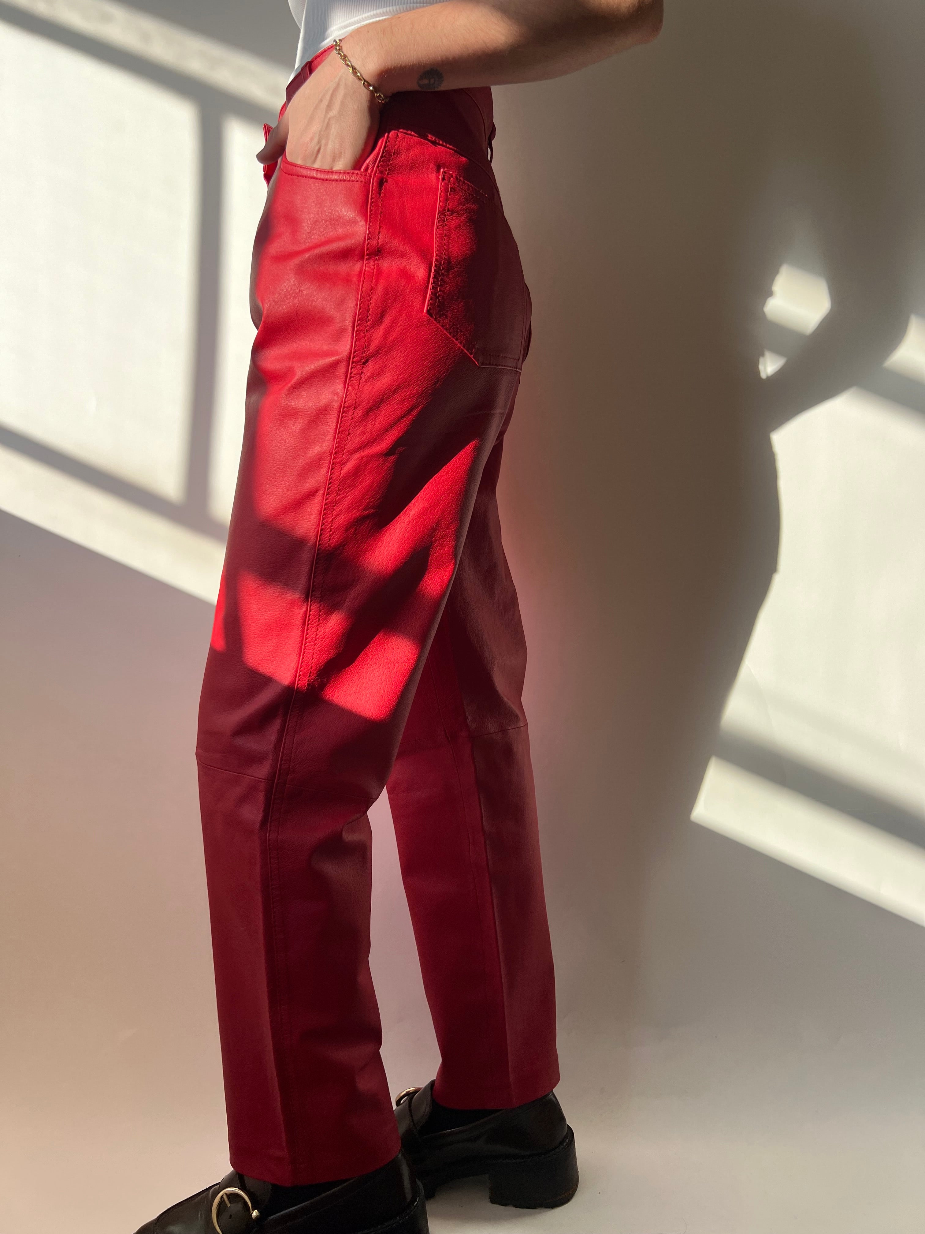 מכנסי עור אדומים בגזרה גבוהה ורחבה (36)