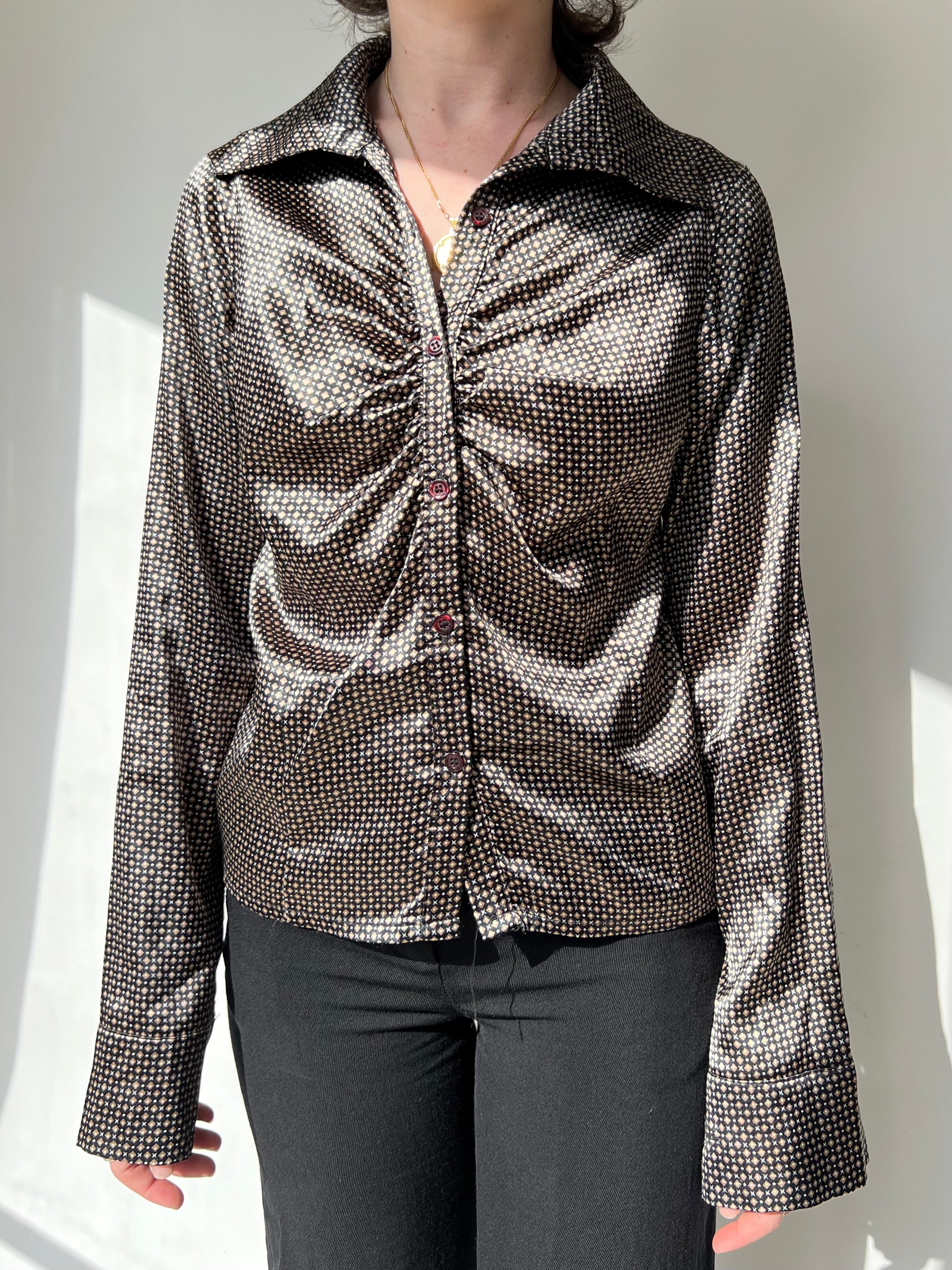 חולצה מכופתרת מבריקה עם כיווצים (S)