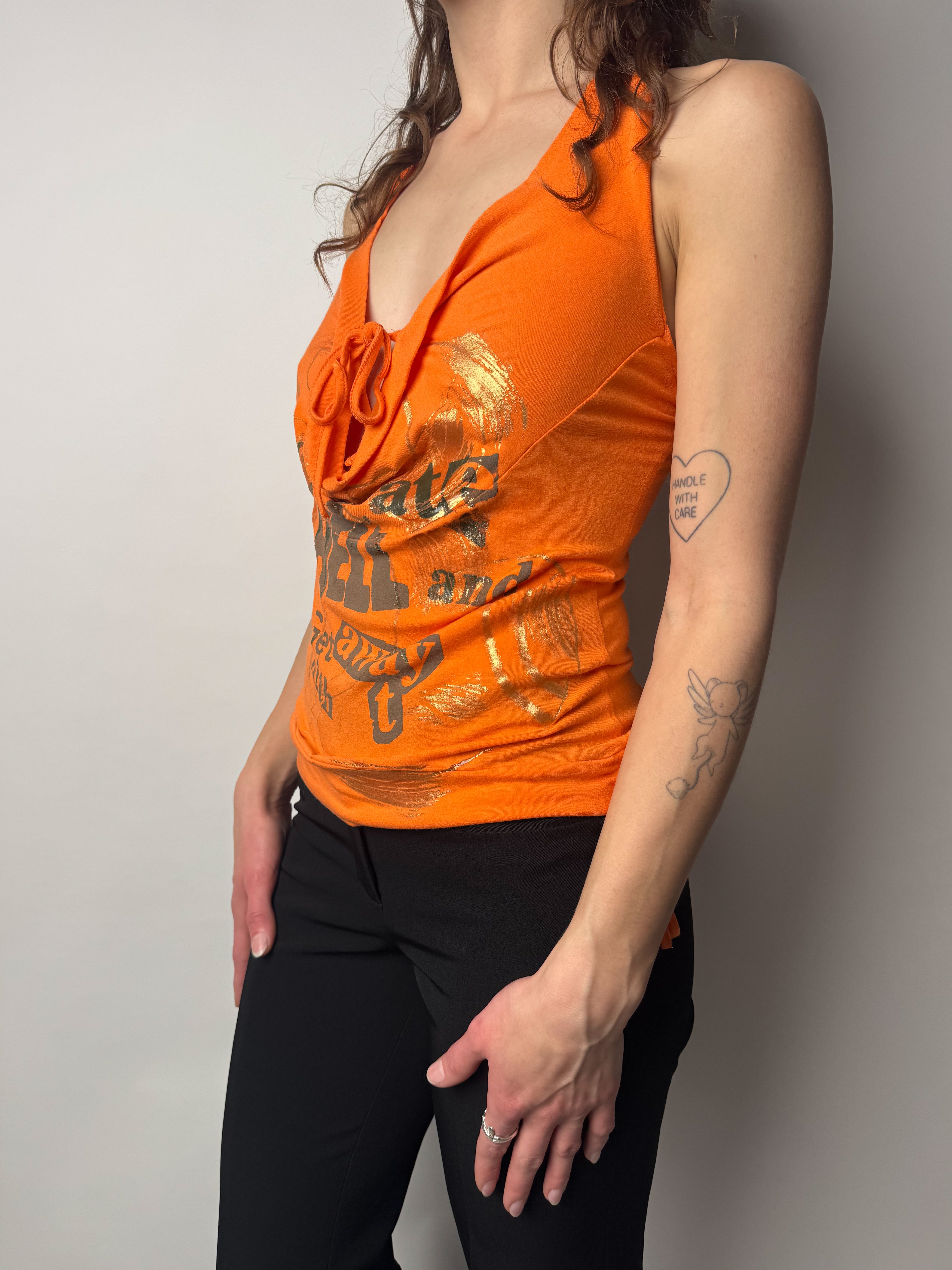 גופיית קולר כתומה בהדפס (S)