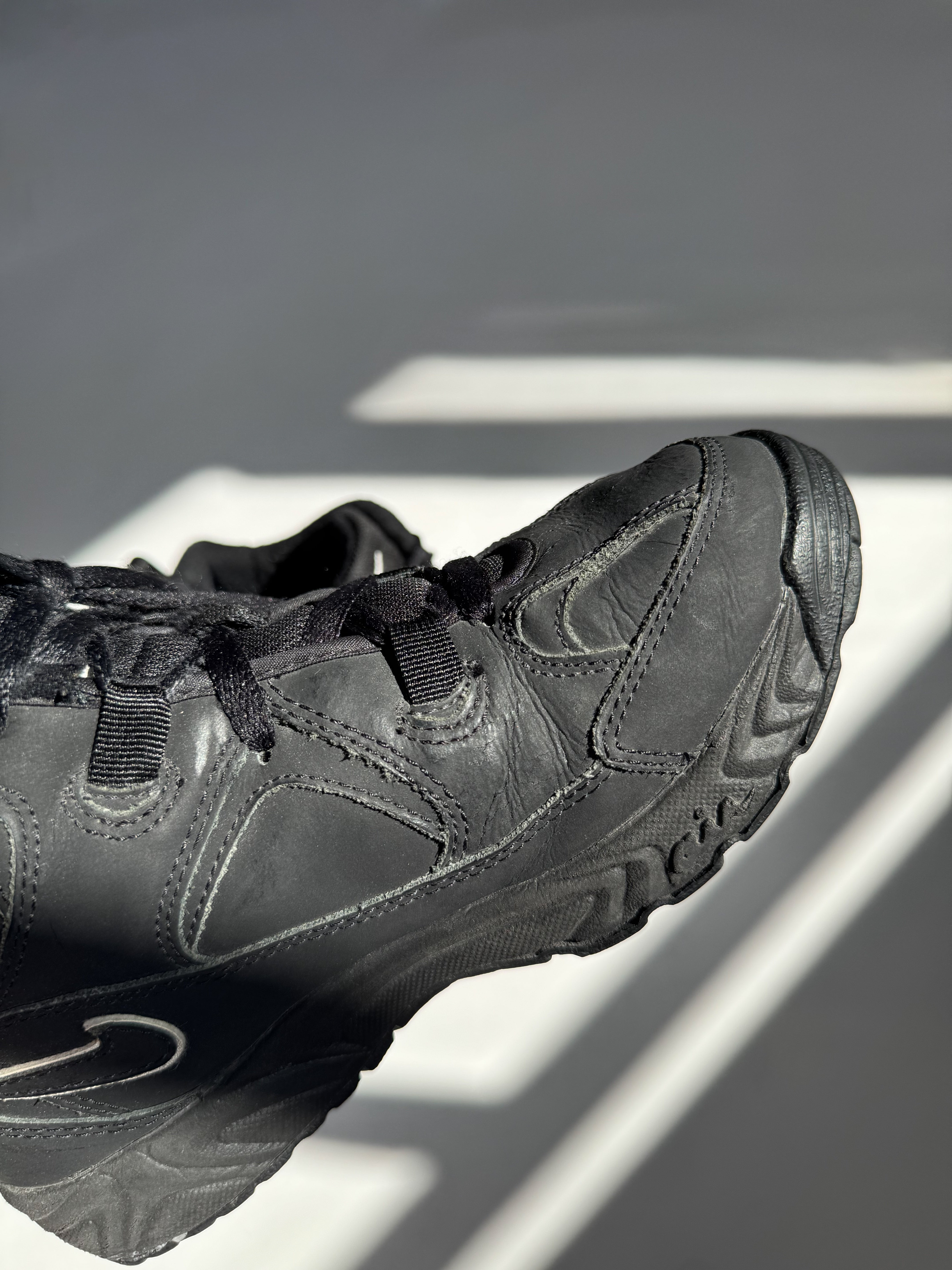 נעלי סניקרס שחורות Nike (37.5)