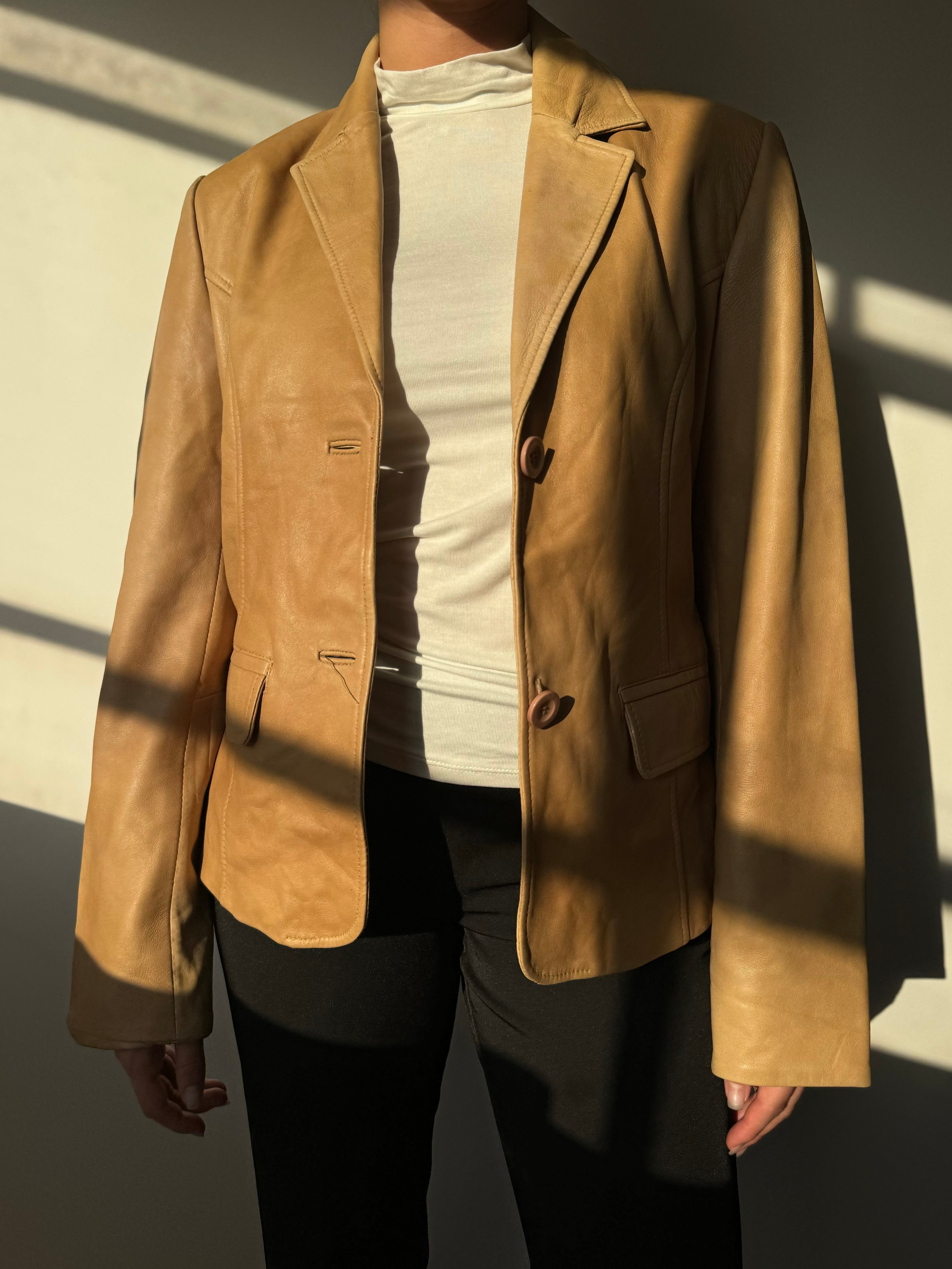 ג׳קט עור בז׳ (M)