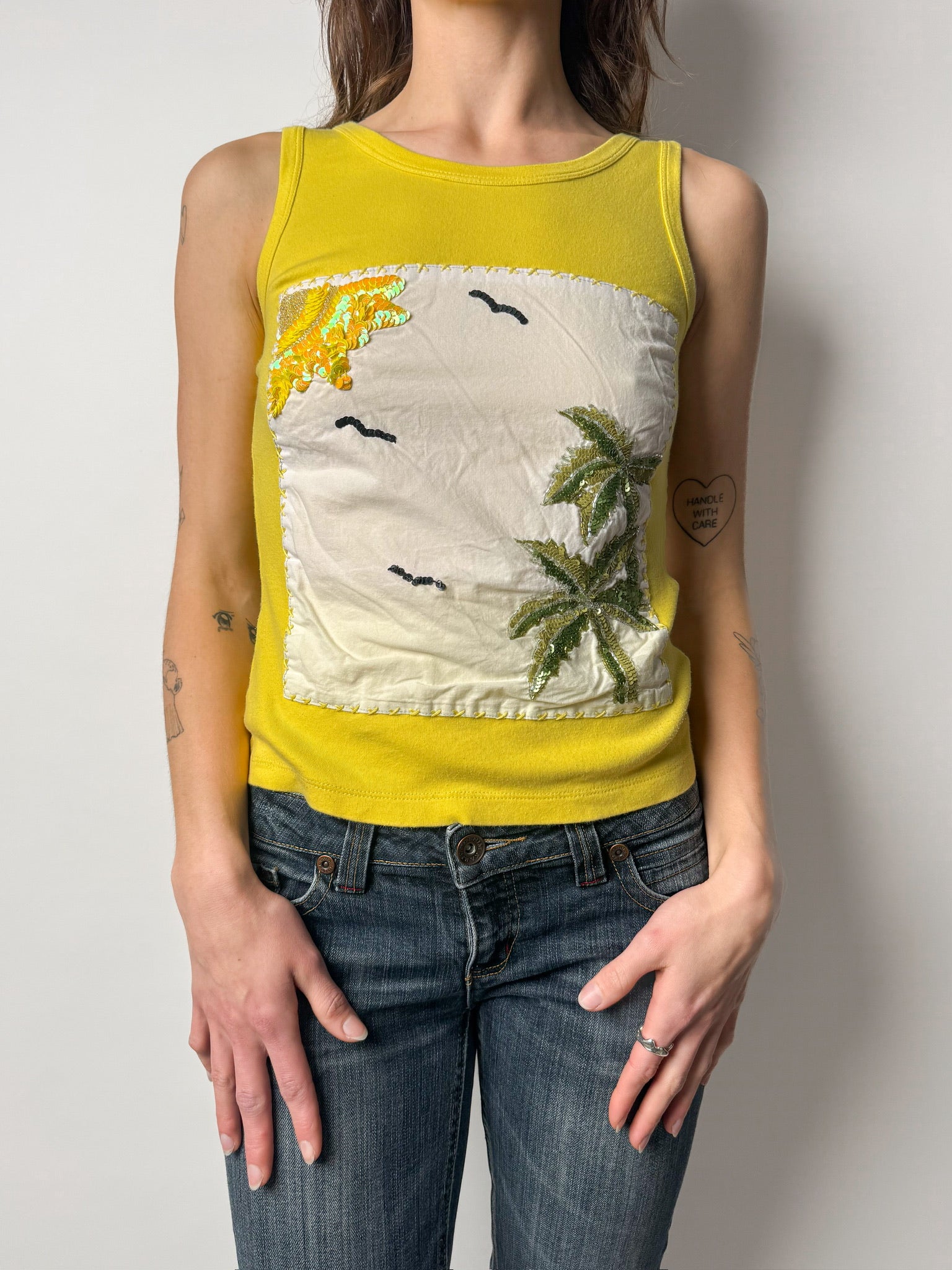 גופיה צהובה בשילוב פייטים (M)