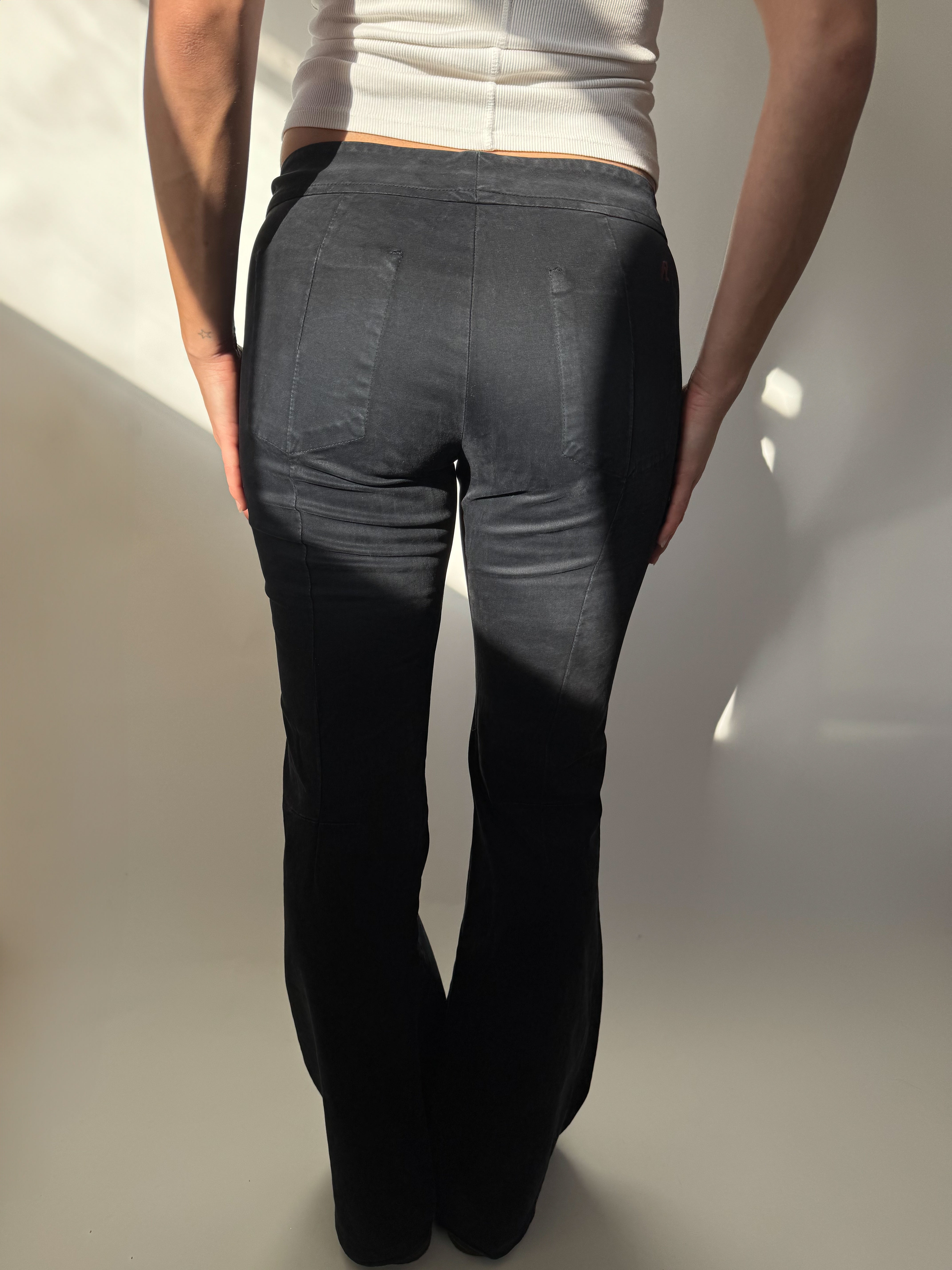 מכנסיים שחורים בגזרה מתרחבת Replay (38)