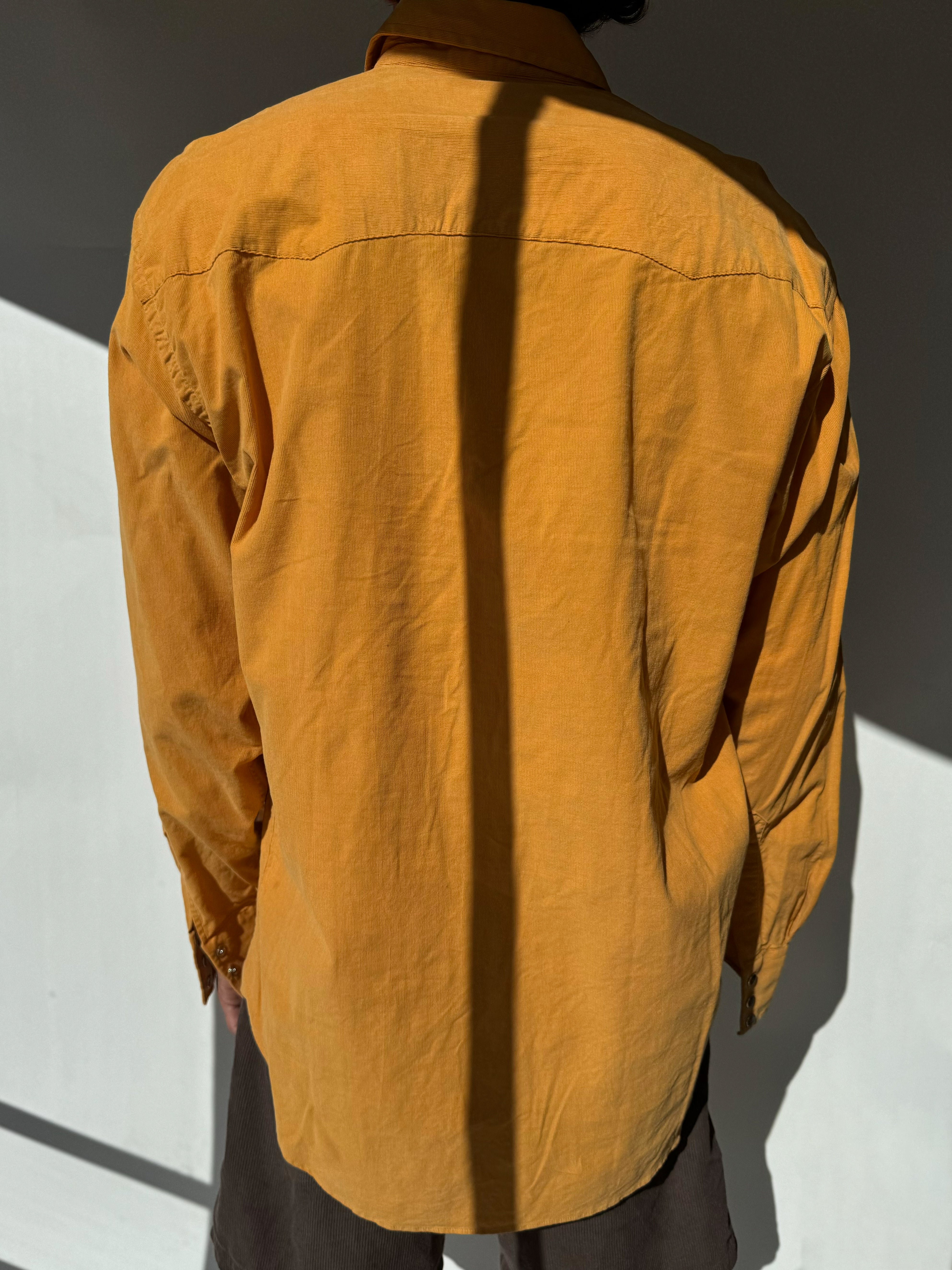 חולצת קורדרוי מכופתרת בגוון חרדל (L)