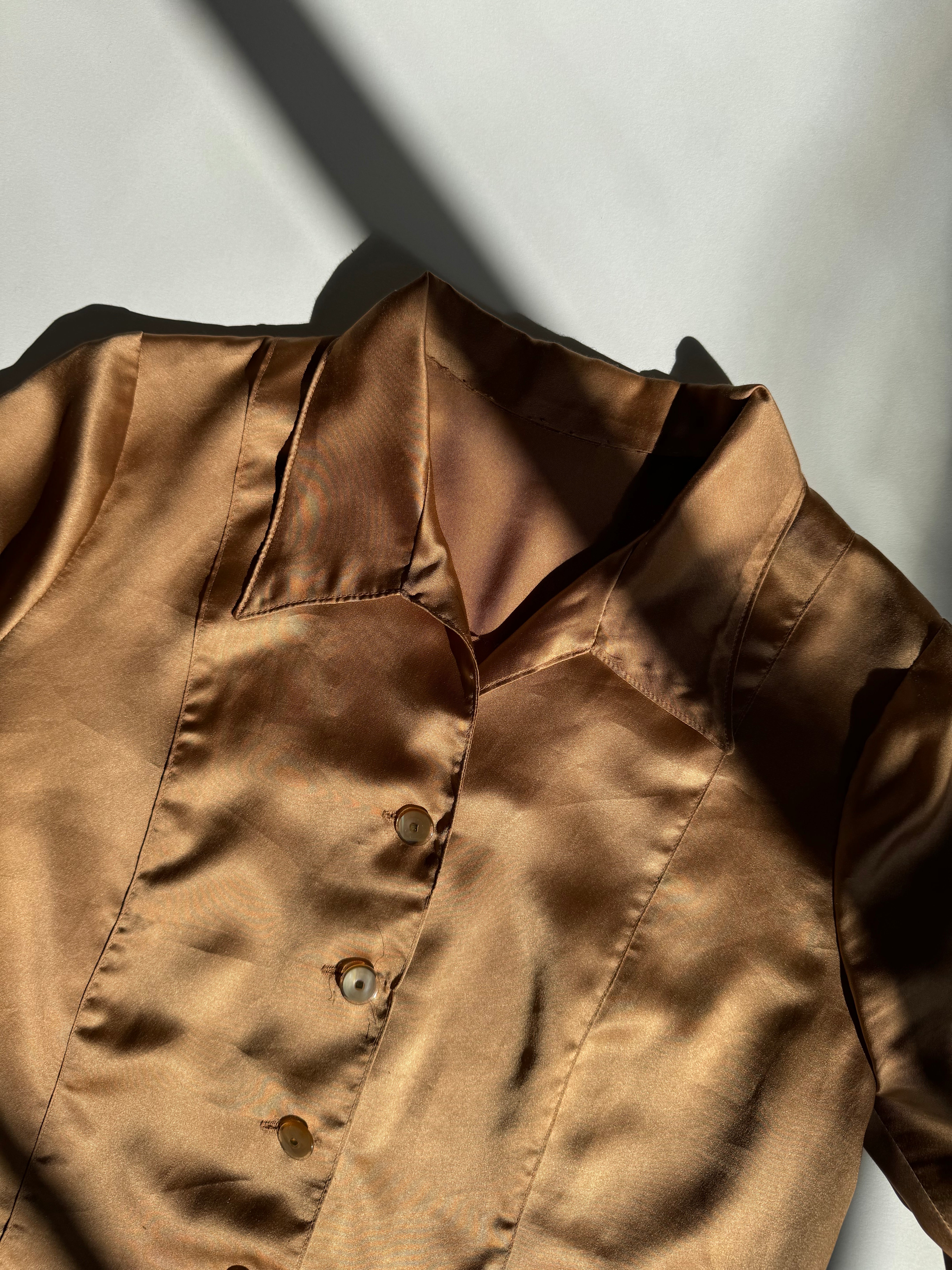 חולצה מכופתרת מבריקה בגוון נחושת (L)