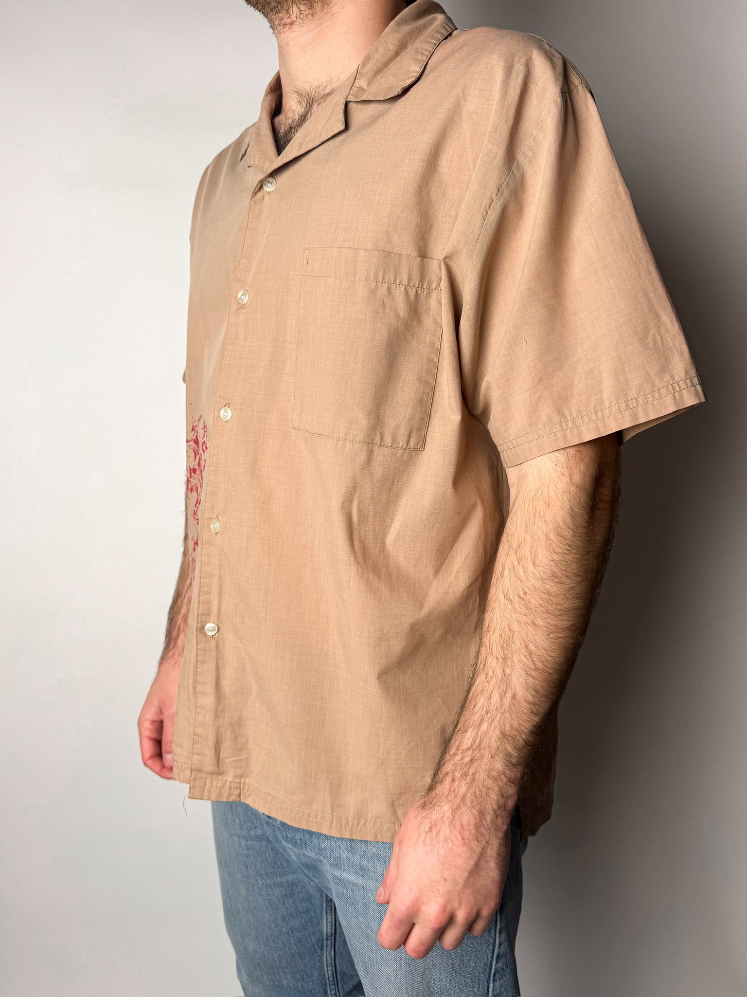 XL חולצה מכופתרת חומה עם הדפס