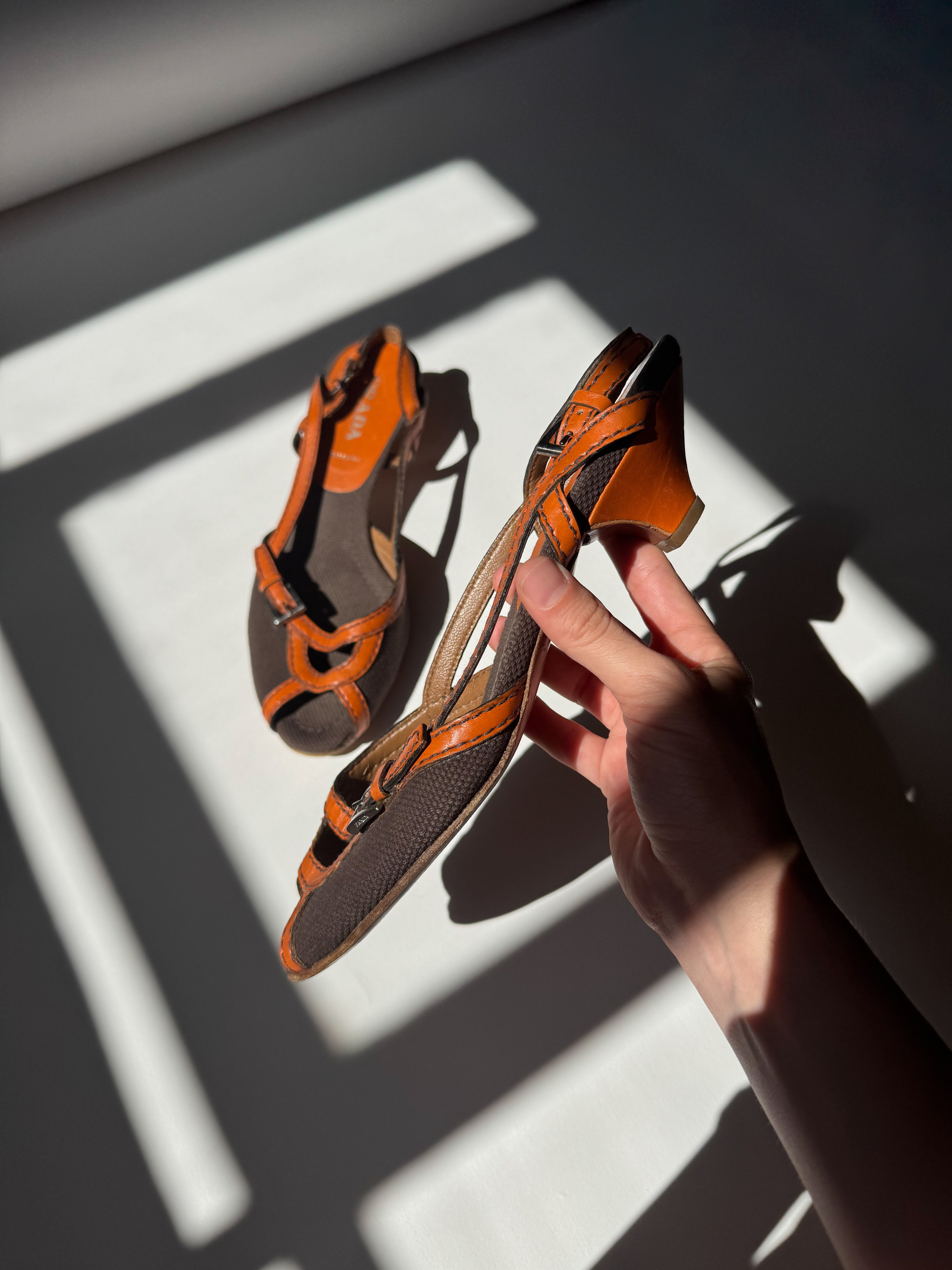 סנדלי עקב חומים בשילוב עור Prada (39)