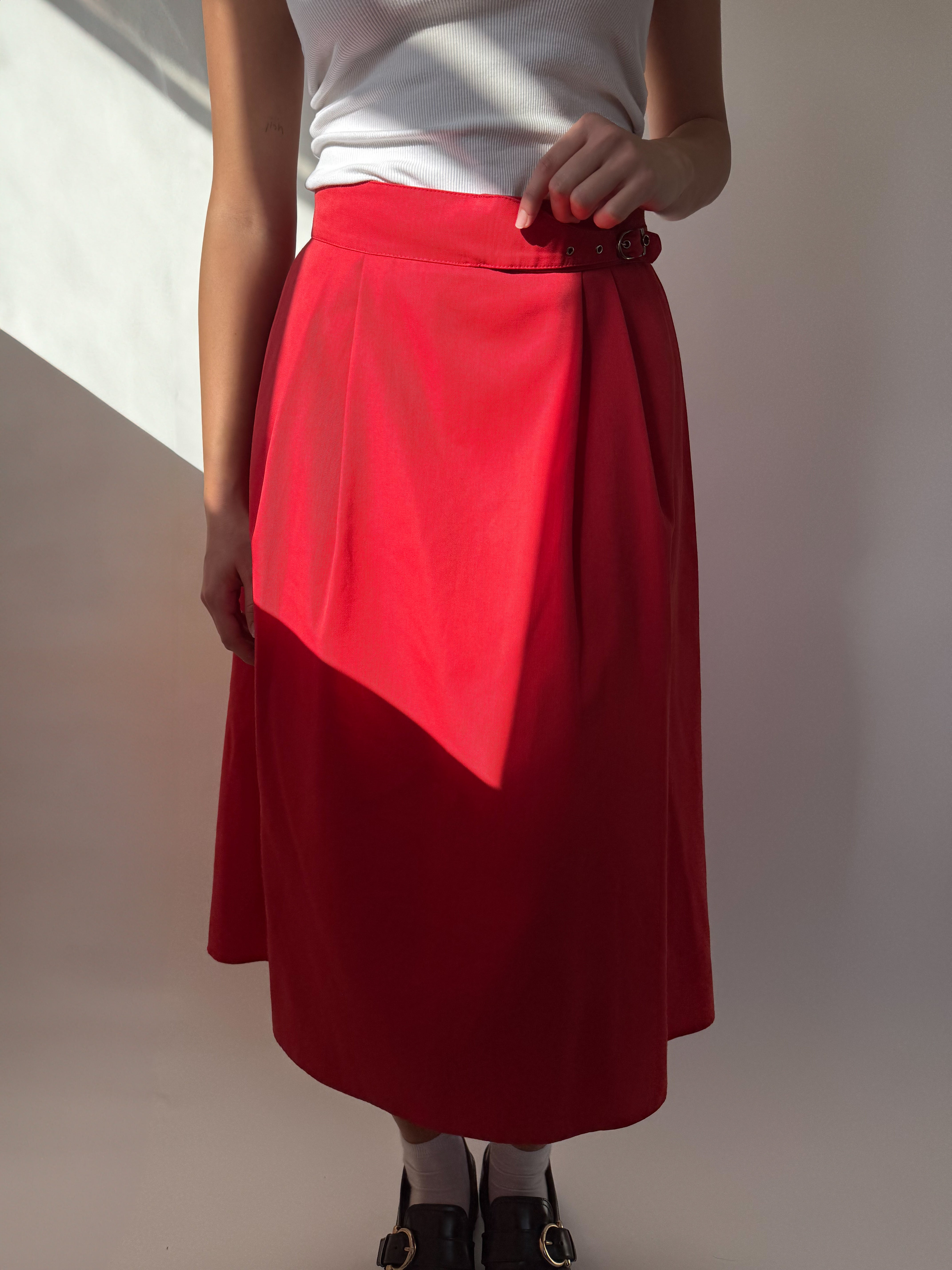 חצאית מידי אדומה בשילוב אבזם (38)