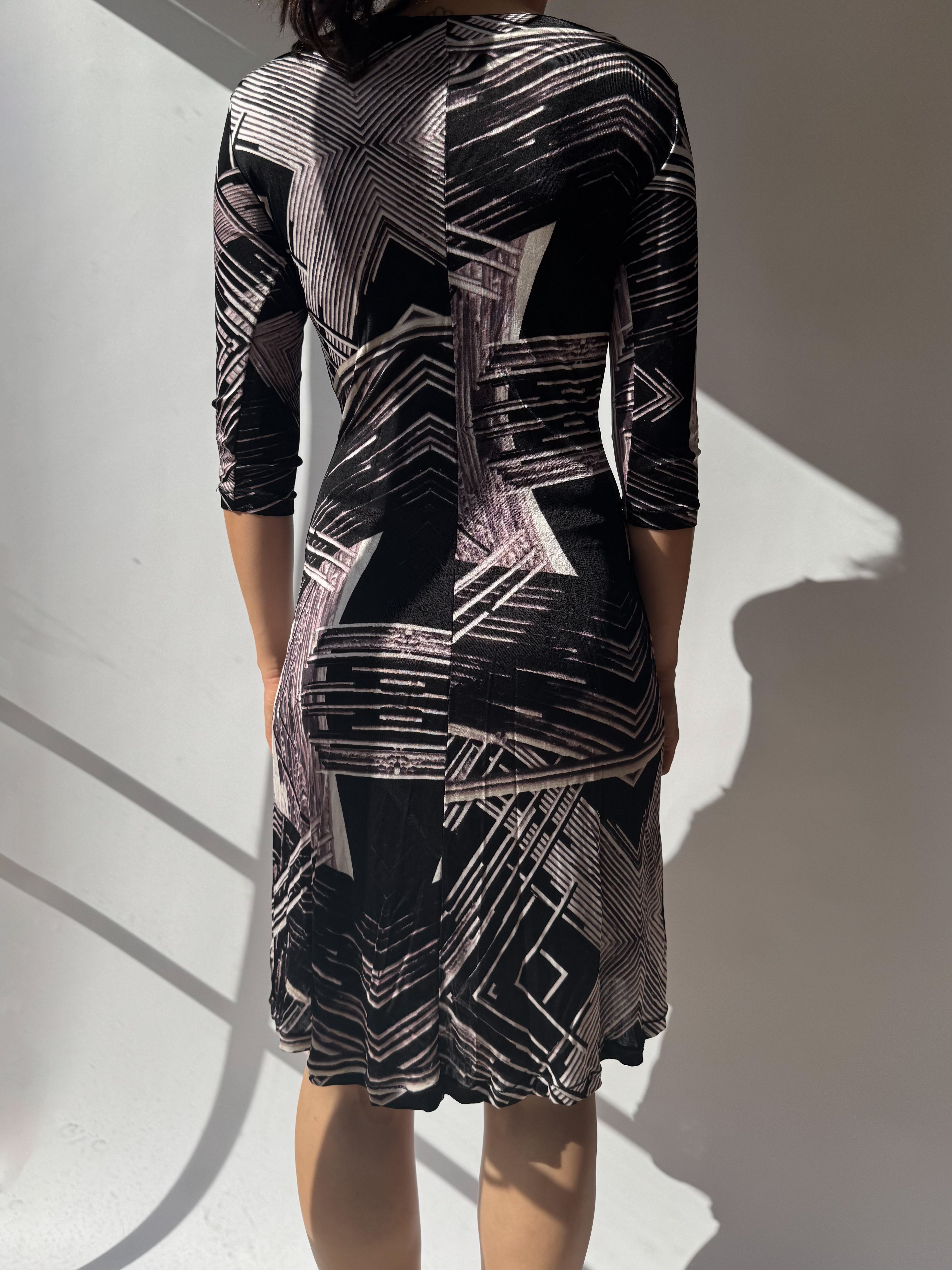 שמלת מידי בהדפס גיאומטרי (M)