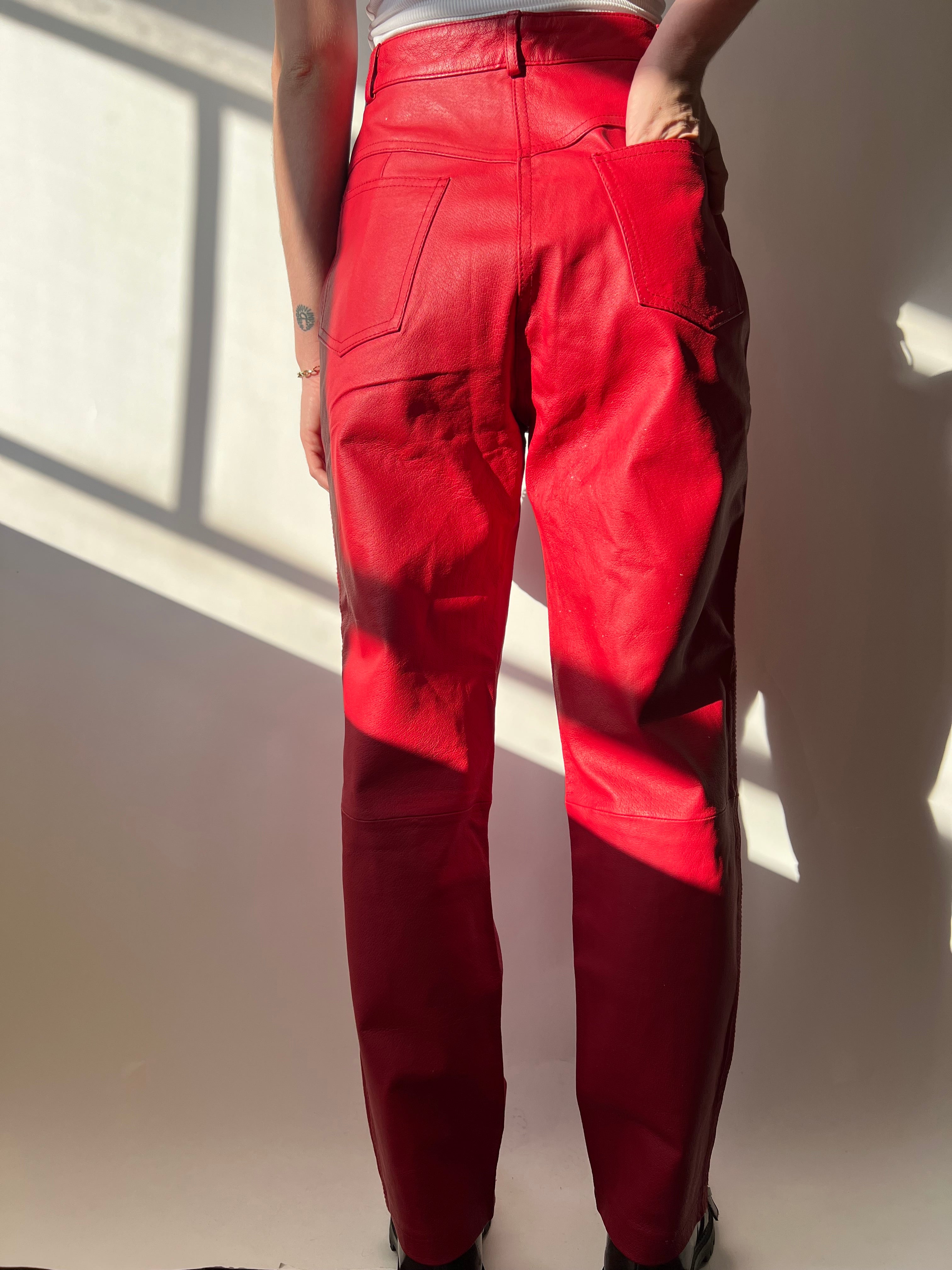 מכנסי עור אדומים בגזרה גבוהה ורחבה (36)