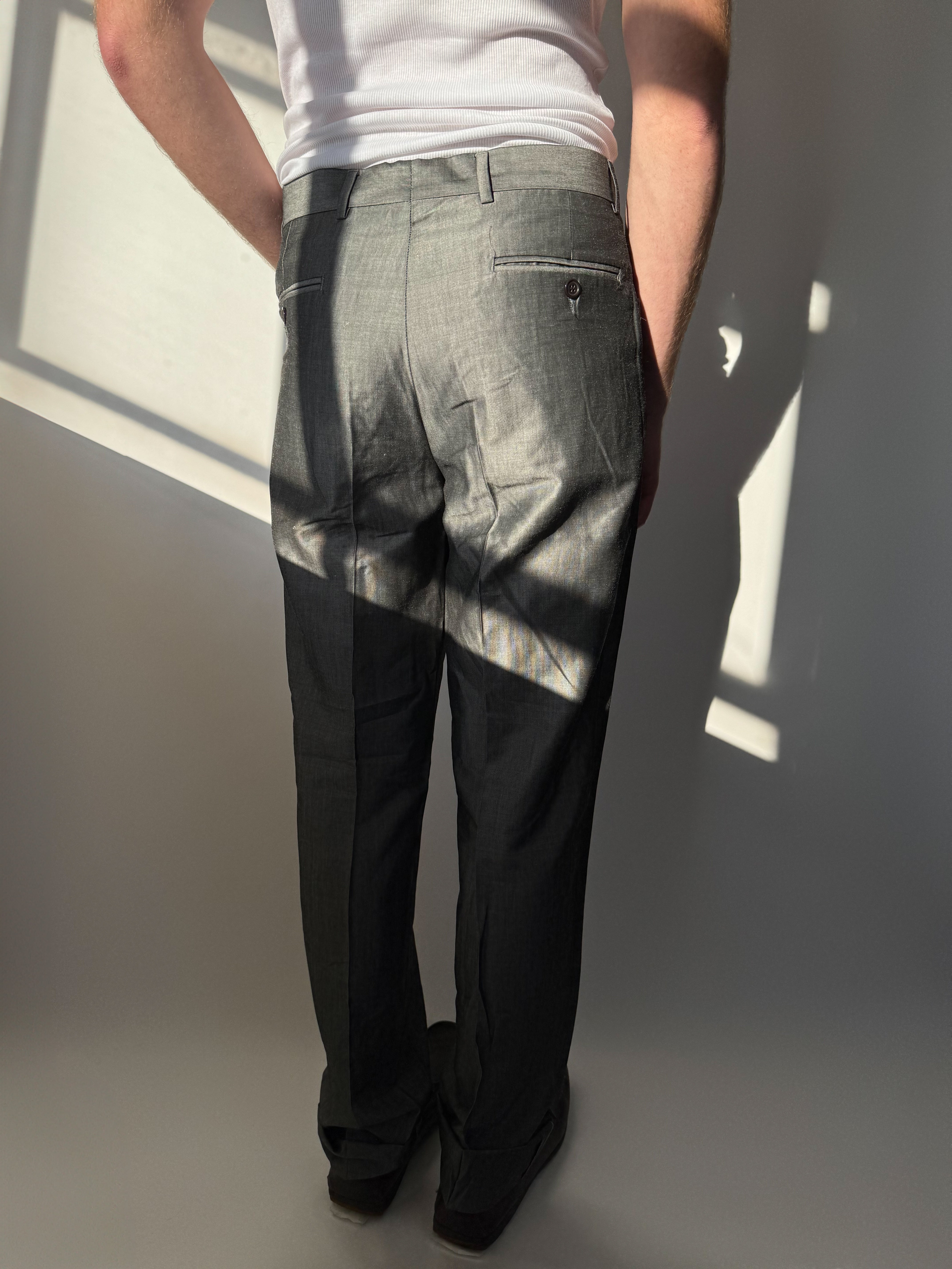 מכנסיים מחויטים כסופים (44)