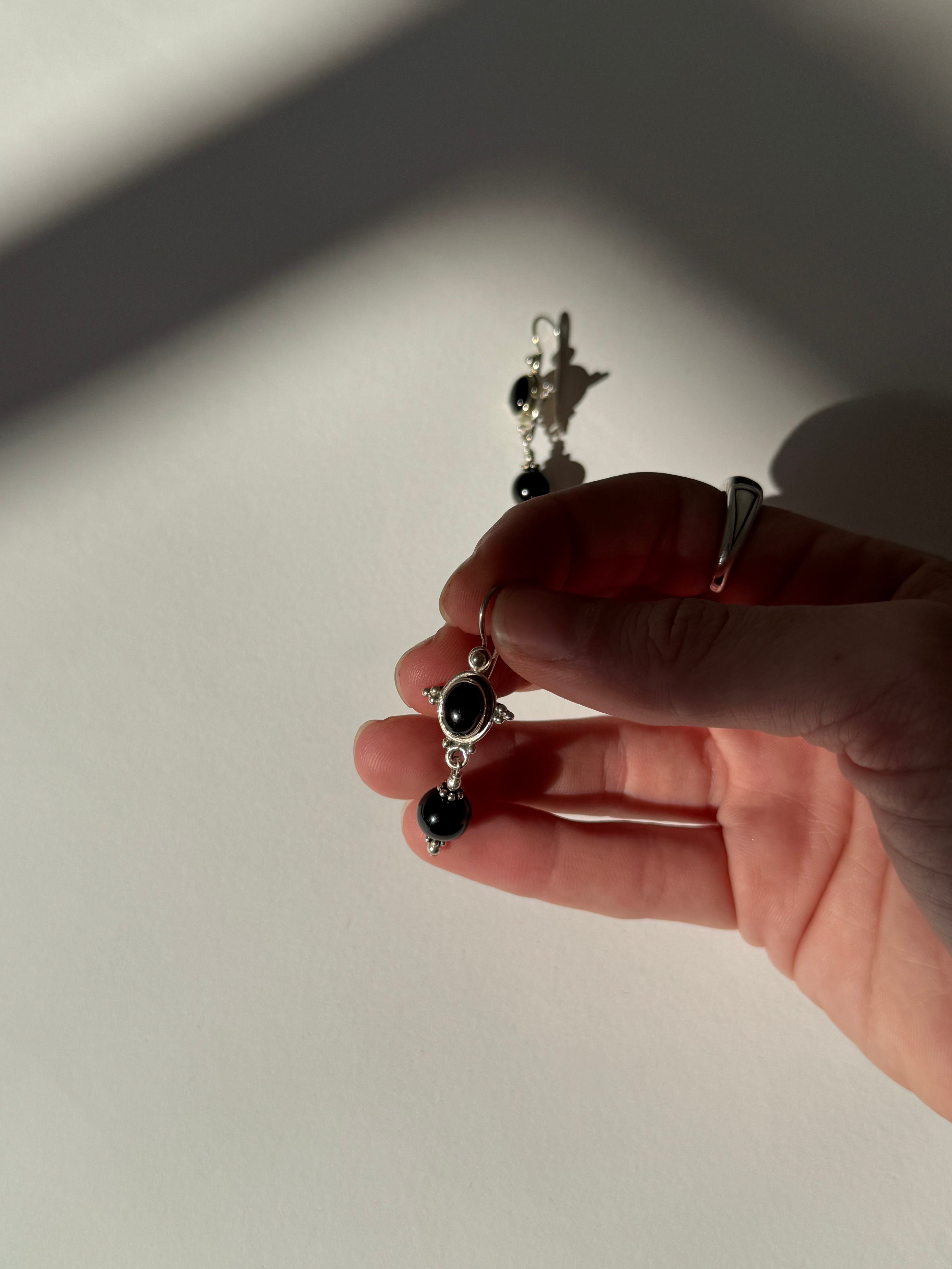 עגילי כסף בשילוב אבנים שחורות